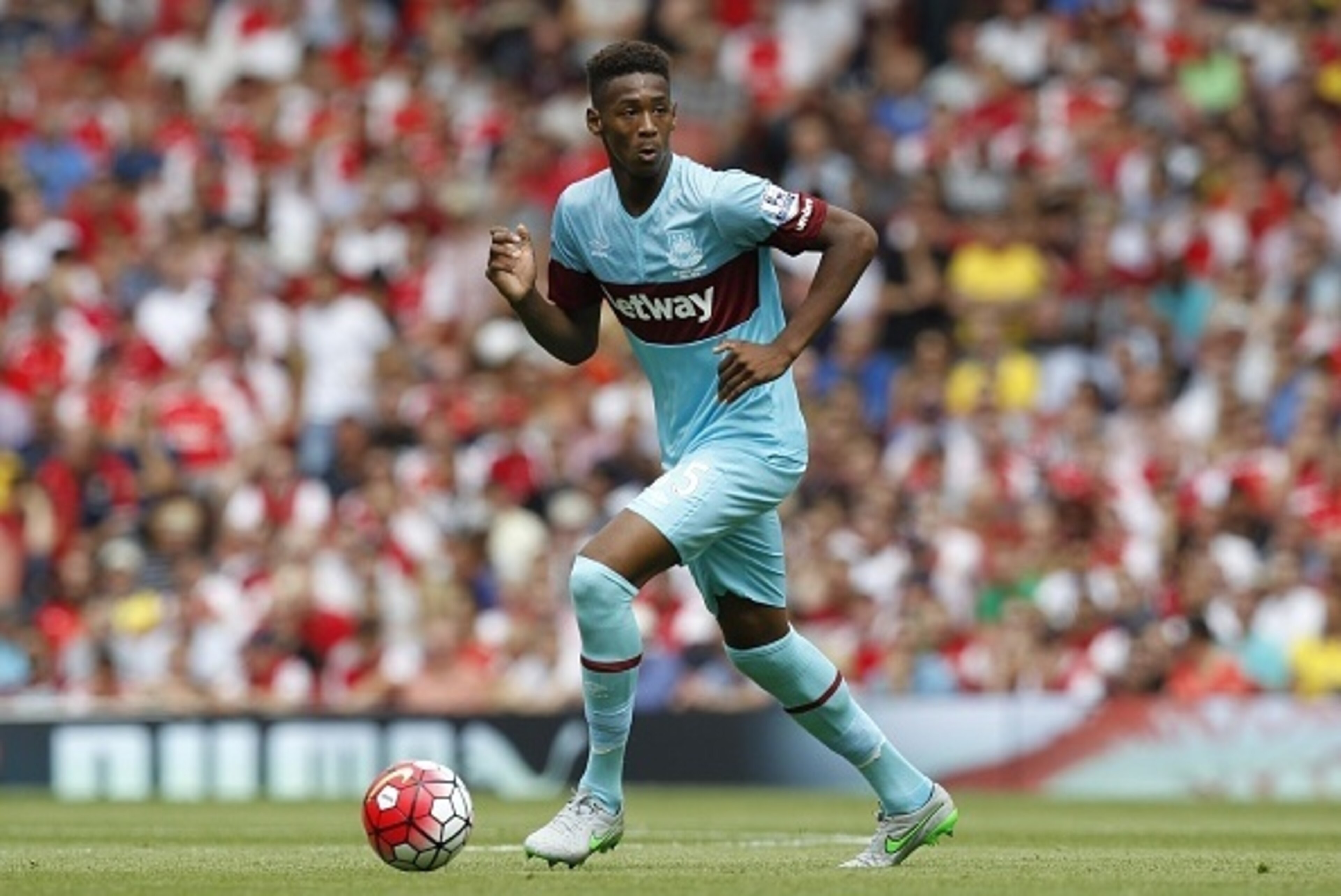 West Ham United's English defender Reece Oxford runs with the ball during the English Premier League football match between Arsenal and West Ham United at the Emirates Stadium in London on August 9, 2015. AFP PHOTO / IKIMAGES  RESTRICTED TO EDITORIAL USE.
