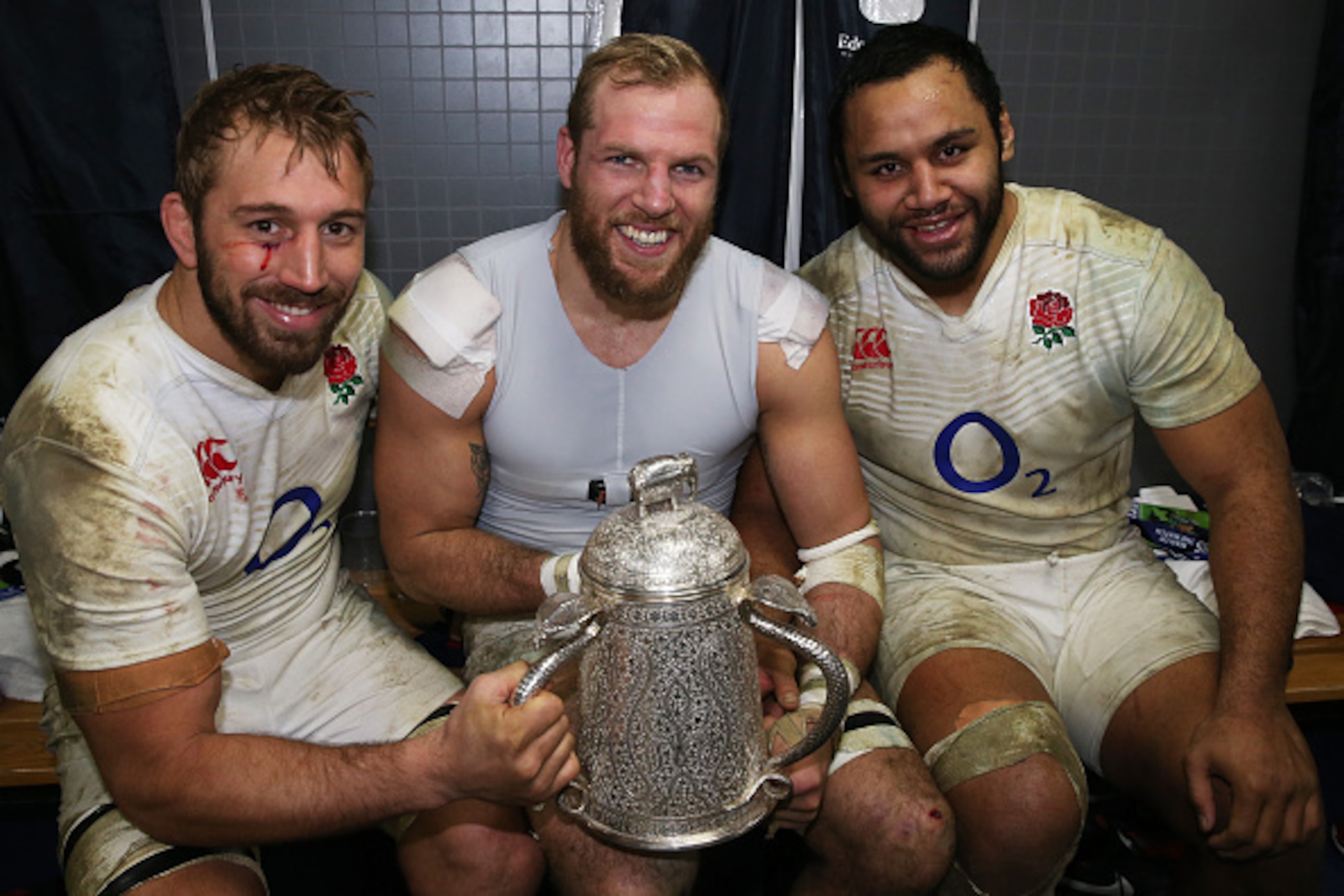 EDINBURGH, SCOTLAND - FEBRUARY 06:  (L-R) Chris Robshaw, James Haskell and Billy Vunipola of England pose with the Calcutta Cup following their team's victory during the RBS Six Nations match between Scotland and England at Murrayfield Stadium on February