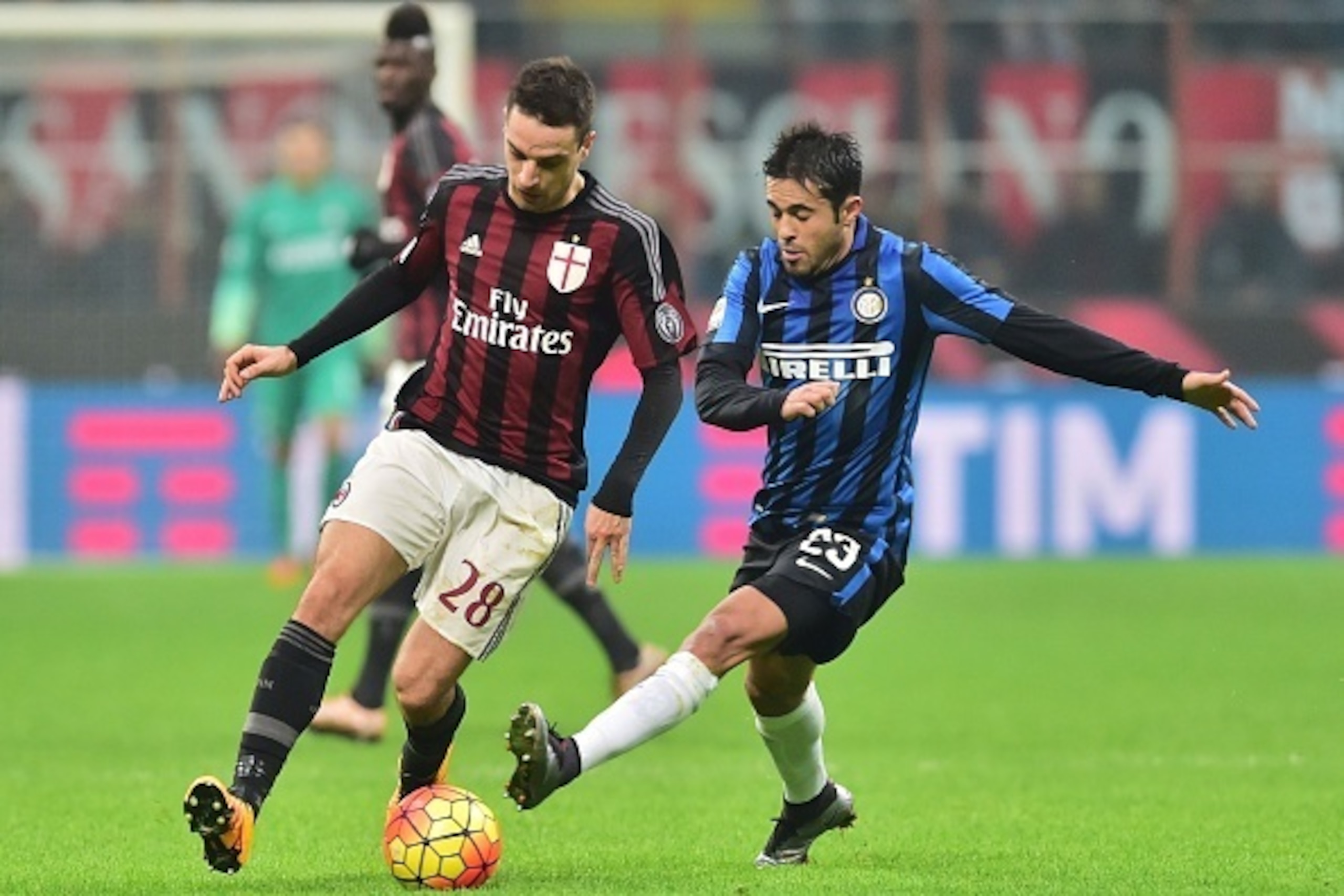 Inter Milan's forward from Brasil Eder fights for the ball with AC Milan's midfielder from Italy Giacomo Bonaventura (L) during the Italian Serie A football match between AC Milan and Inter Milan at San Siro Stadium in Milan on January 31, 2016.  / AFP / 