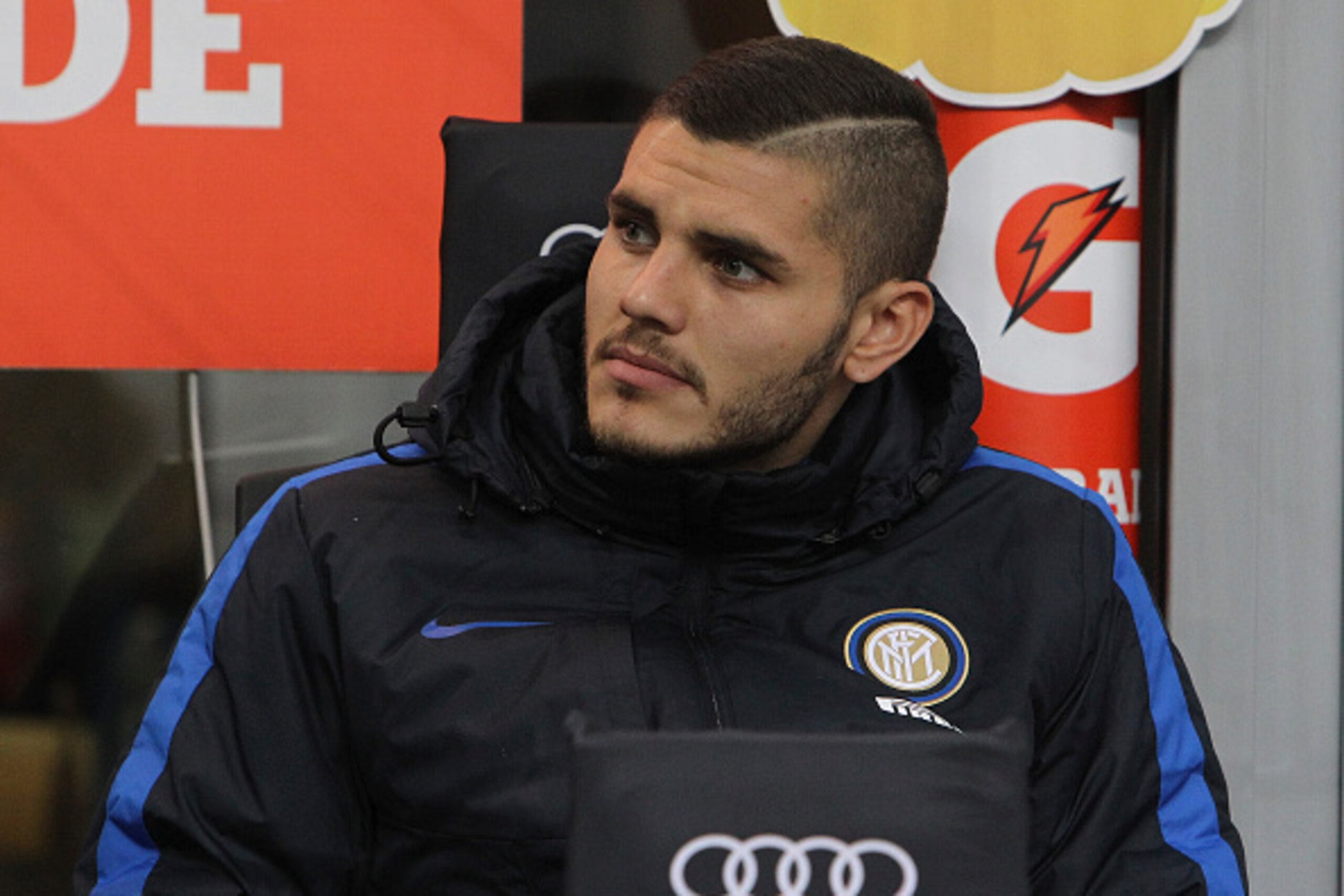 MILAN, ITALY - JANUARY 31:  Mauro Emanuel Icardi of FC Internazionale Milano sits on the bench before the Serie A match between AC Milan and FC Internazionale Milano at Stadio Giuseppe Meazza on January 31, 2016 in Milan, Italy.  (Photo by Marco Luzzani/G