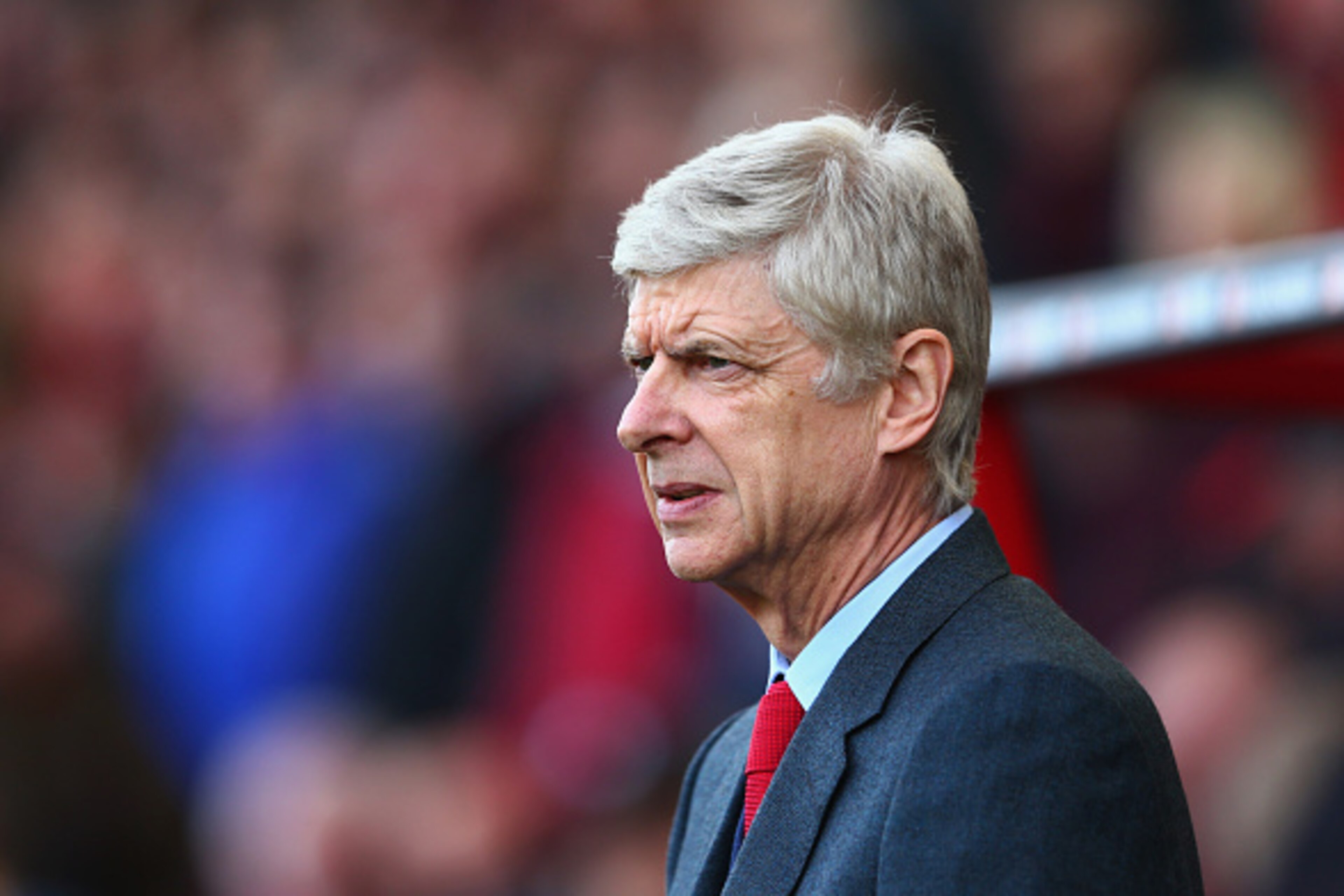 BOURNEMOUTH, ENGLAND - FEBRUARY 07:  Arsene Wenger manager of Arsenal looks on prior to the Barclays Premier League match between A.F.C. Bournemouth and Arsenal at the Vitality Stadium on February 7, 2016 in Bournemouth, England.  (Photo by Matthew Lewis/
