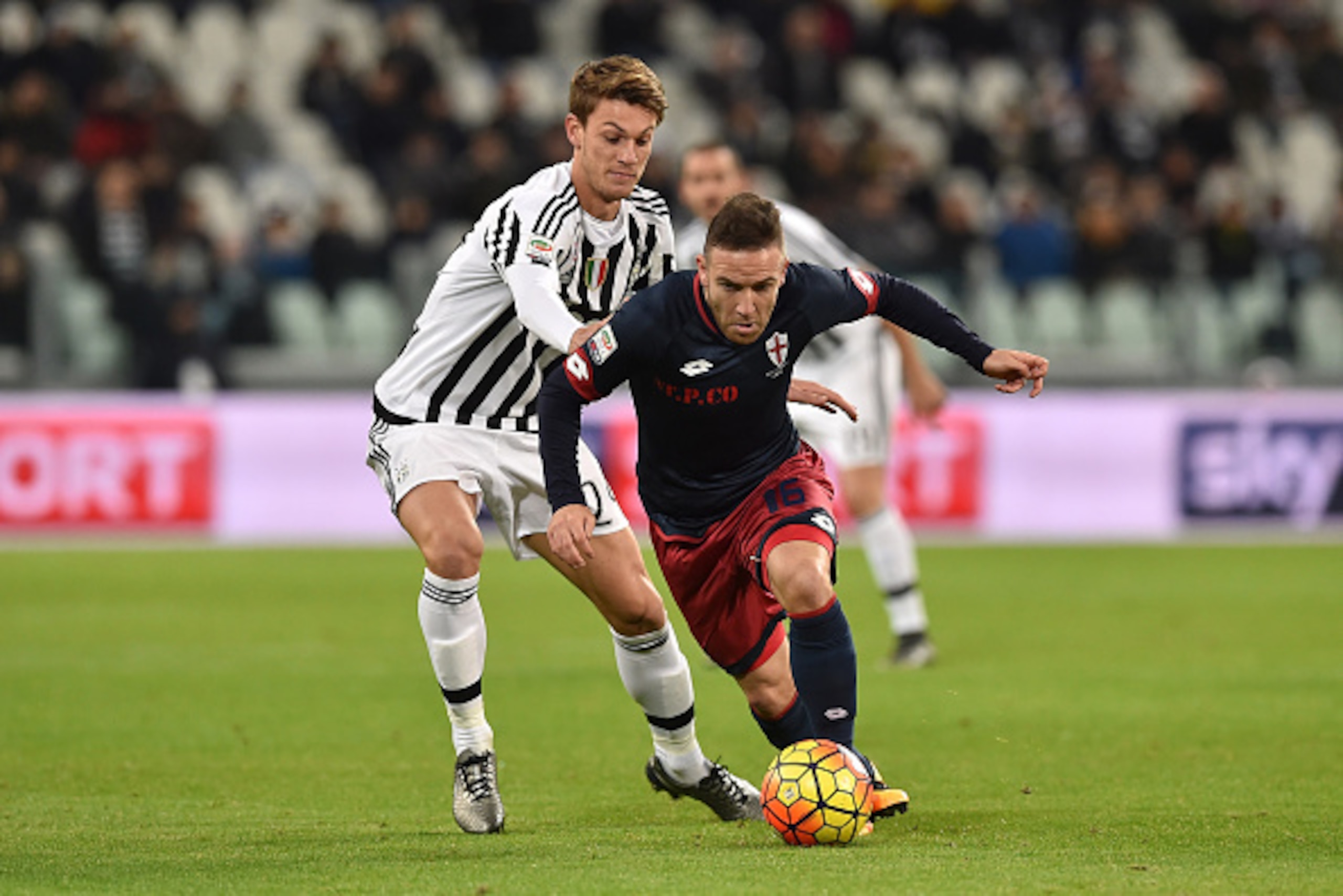 TURIN, ITALY - FEBRUARY 03: Daniele Rugani (L) of Juventus FC competes with Diego Capel of Genoa CFC during the Serie A match between Juventus FC and Genoa CFC at Juventus Arena on February 3, 2016 in Turin, Italy. (Photo by Valerio Pennicino/Getty Ima TURIN, ITALY - FEBRUARY 03: Daniele Rugani (L) of Juventus FC competes with Diego Capel of Genoa CFC during the Serie A match between Juventus FC and Genoa CFC at Juventus Arena on February 3, 2016 in Turin, Italy. (Photo by Valerio Pennicino/Getty Ima