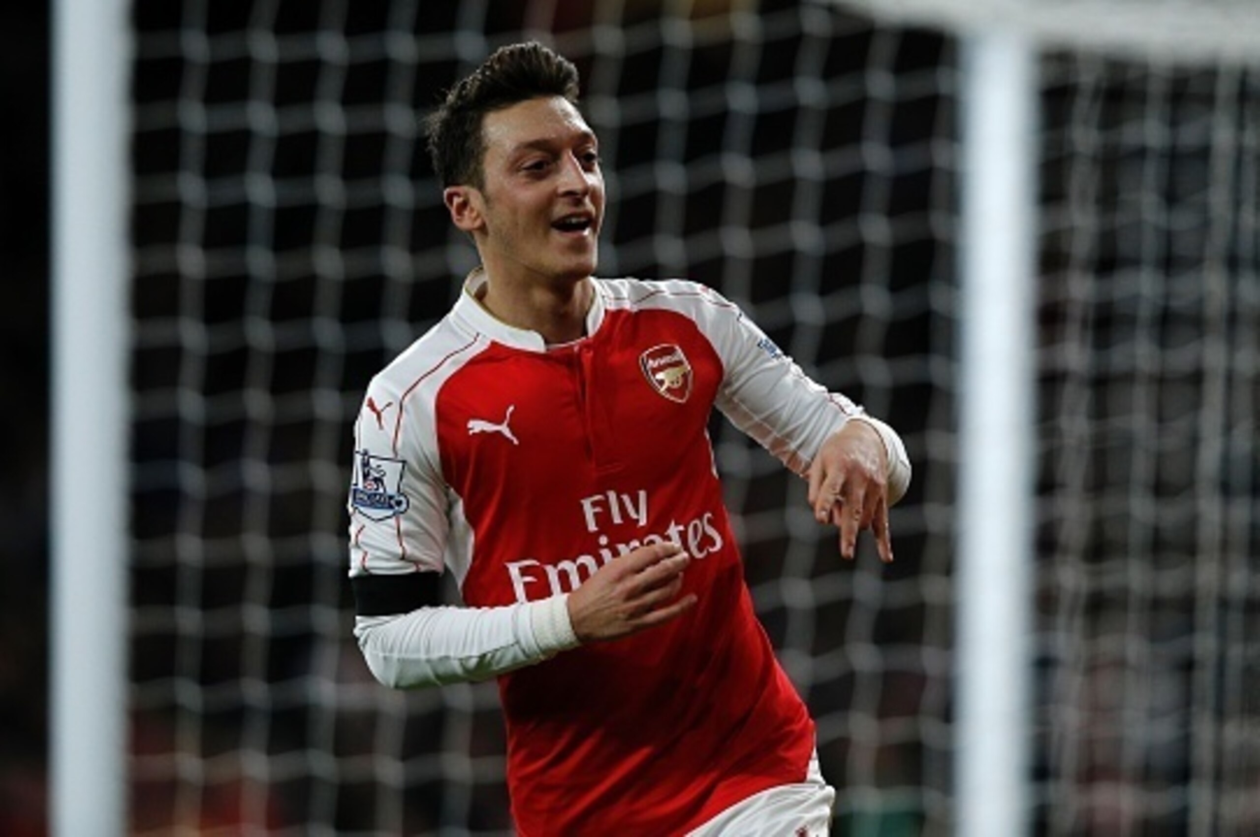 Arsenal's German midfielder Mesut Ozil celebrates after scoring their second goal during the English Premier League football match between Arsenal and Bournemouth at the Emirates Stadium in London on December 28, 2015. AFP PHOTO / ADRIAN DENNIS

RESTRICTE