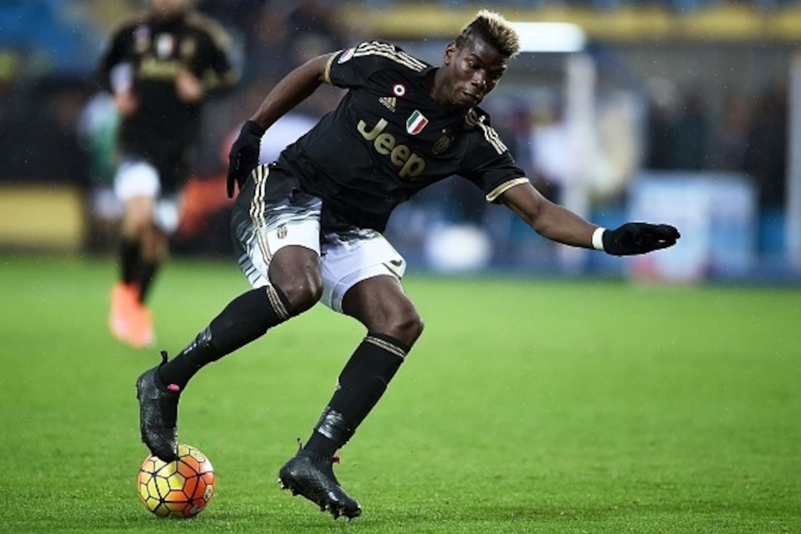 Juventus' midfielder from France Paul Pogba controls the ball during the Italian Serie A football match Frosinone vs Juventus on February 7, 2016 in Frosinone. / AFP / FILIPPO MONTEFORTE        (Photo credit should read FILIPPO MONTEFORTE/AFP/Getty Images