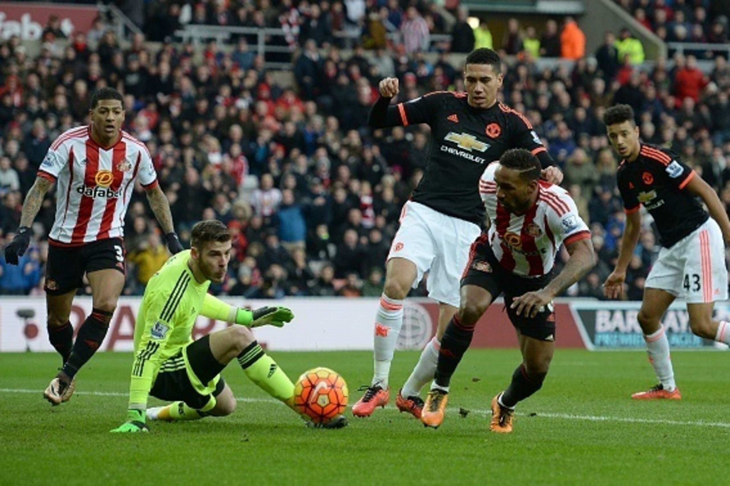 Manchester United's Spanish goalkeeper David de Gea (2L) vies with Sunderland's English striker Jermain Defoe (2R) during the English Premier League football match between Sunderland and Manchester United at the Stadium of Light in Sunderland, northeast E