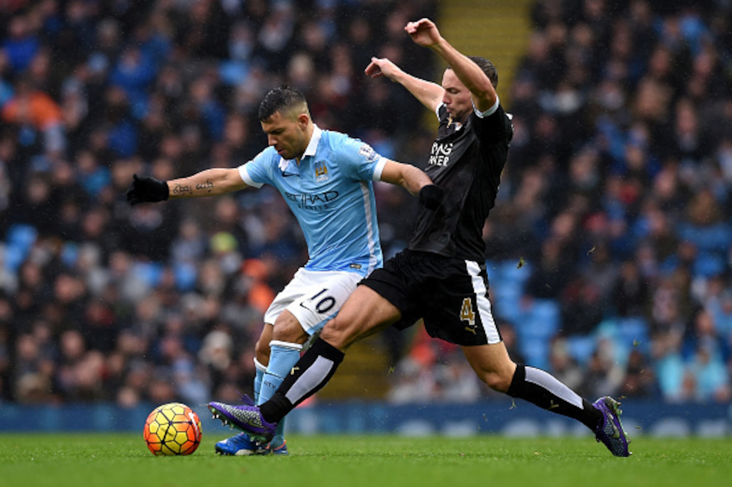MANCHESTER, ENGLAND - FEBRUARY 06: Sergio Aguero of Manchester City and Danny Drinkwater of Leicester City compete for the ball during the Barclays Premier League match between Manchester City and Leicester City at the Etihad Stadium on February 6, 2016 i