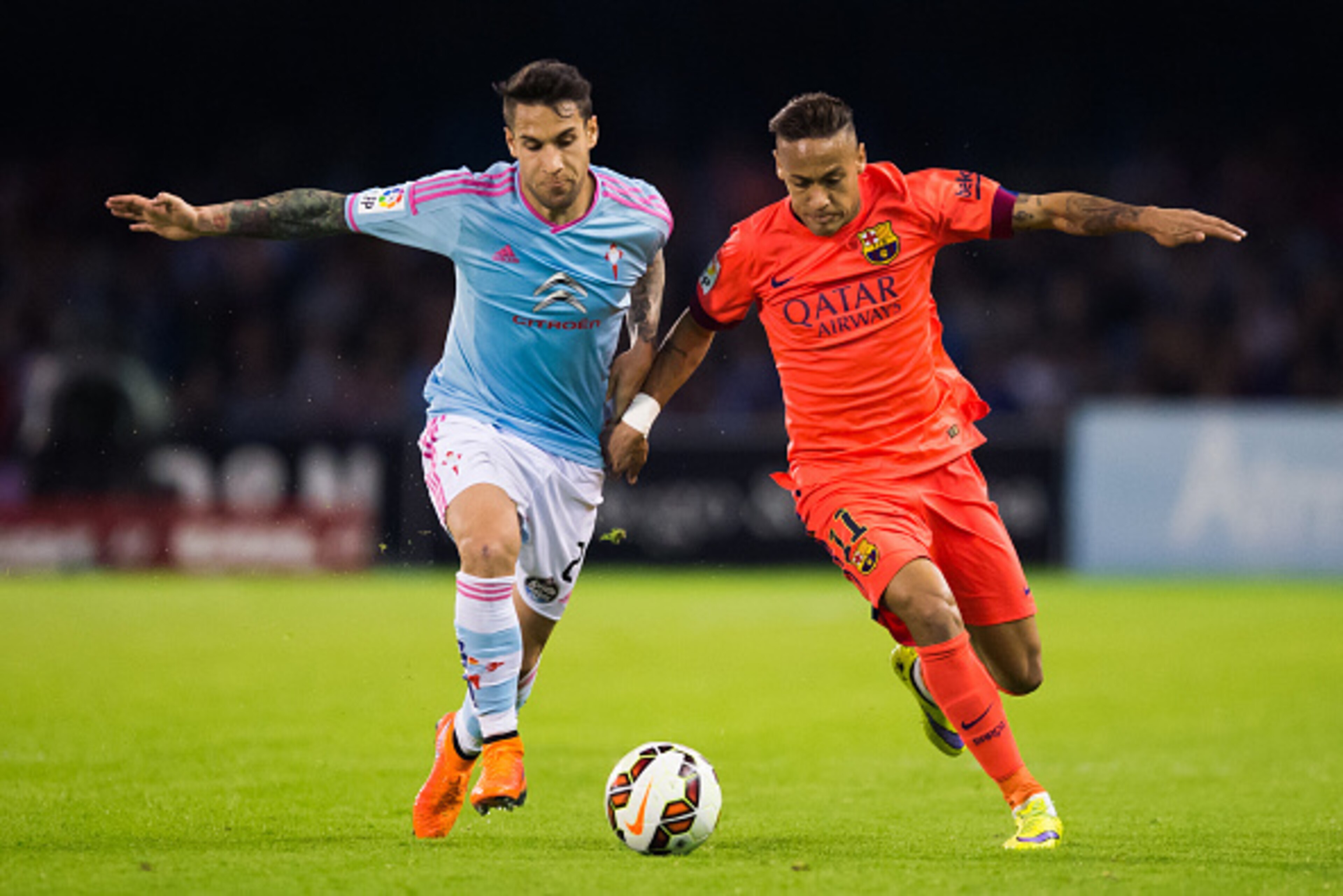 VIGO, SPAIN - APRIL 05: Neymar Santos Jr of FC Barcelona (R) of FC Barcelona competes for the ball with Hugo Mallo of Celta Vigo during the La Liga match between Celta Vigo and FC Barcelona at Estadio Balaidos on April 5, 2015 in Vigo, Spain. (Photo by Al