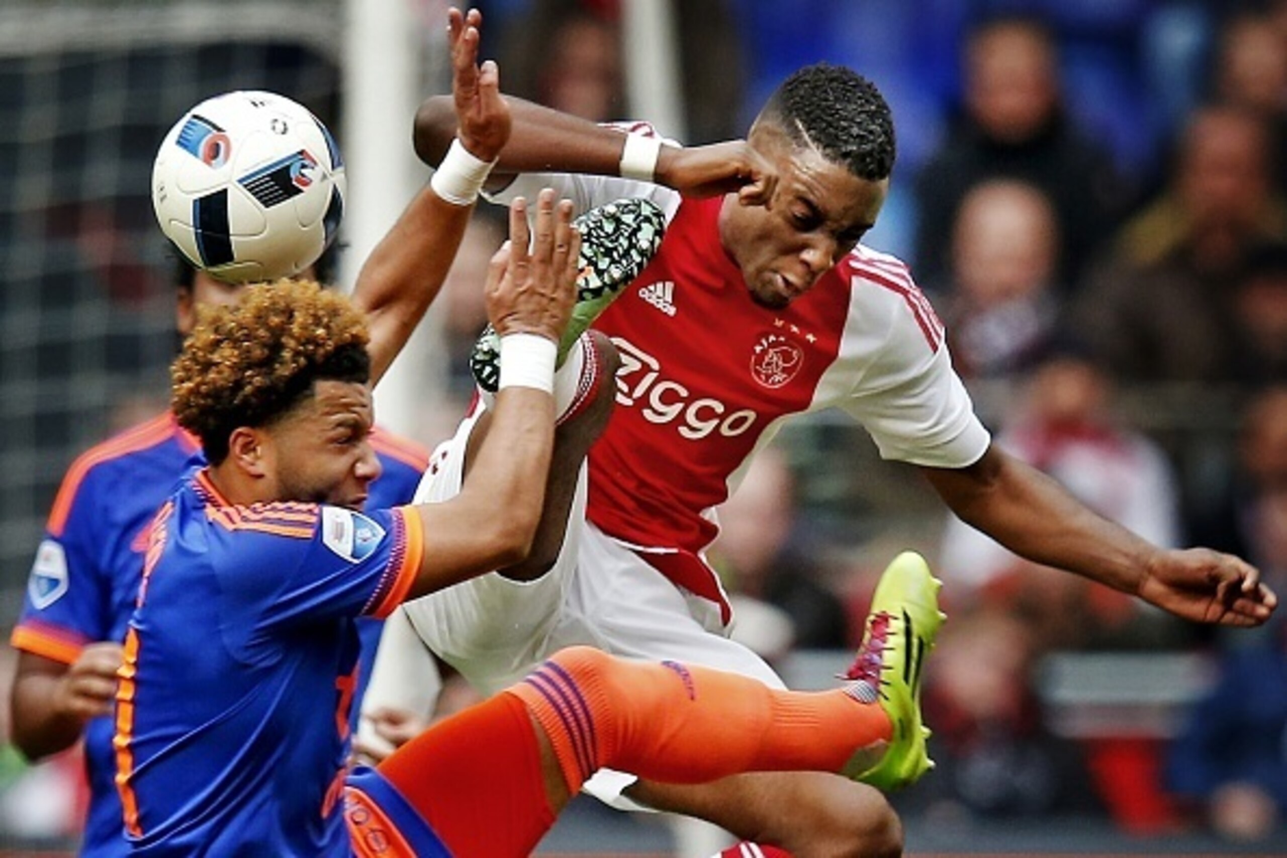 (L-R) Tonny Vilhena of Feyenoord, Riechedley Bazoer of Ajax during the Dutch Eredivisie match between Ajax Amsterdam and Feyenoord Rotterdam at the Amsterdam Arena on February 07, 2016 in Amsterdam, The Netherlands(Photo by VI Images via Getty Images) (L-R) Tonny Vilhena of Feyenoord, Riechedley Bazoer of Ajax during the Dutch Eredivisie match between Ajax Amsterdam and Feyenoord Rotterdam at the Amsterdam Arena on February 07, 2016 in Amsterdam, The Netherlands(Photo by VI Images via Getty Images)