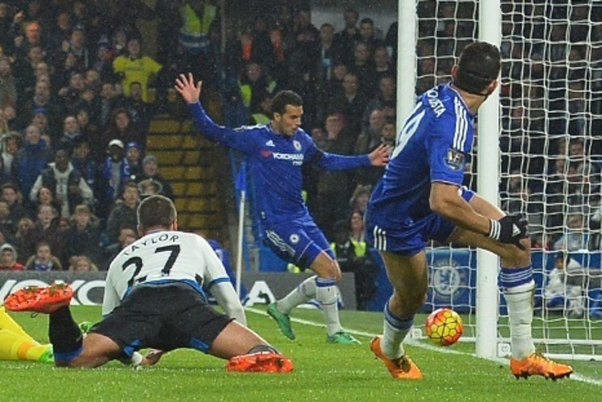 Chelsea's Brazilian-born Spanish striker Diego Costa (R) scores his team's first goal during the English Premier League football match between Chelsea and Newcastle United at Stamford Bridge in London on February 13, 2016.  / AFP / GLYN KIRK / RESTRICTED 