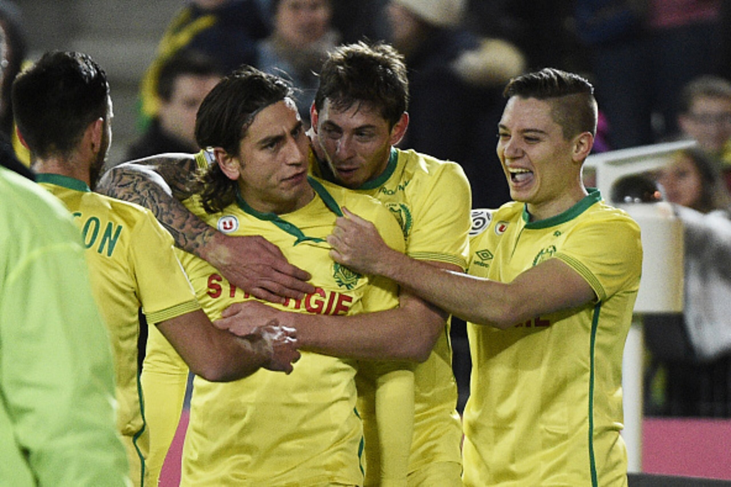 Nantes' US midfielder Alejandro Bedoya (2nd L) celebrates with his teammates after scoring during the French L1 football match Nantes against Ajaccio on February 03, 2016 at the Beaujoire stadium in Nantes, western France. AFP PHOTO / DAMIEN MEYER / AFP /