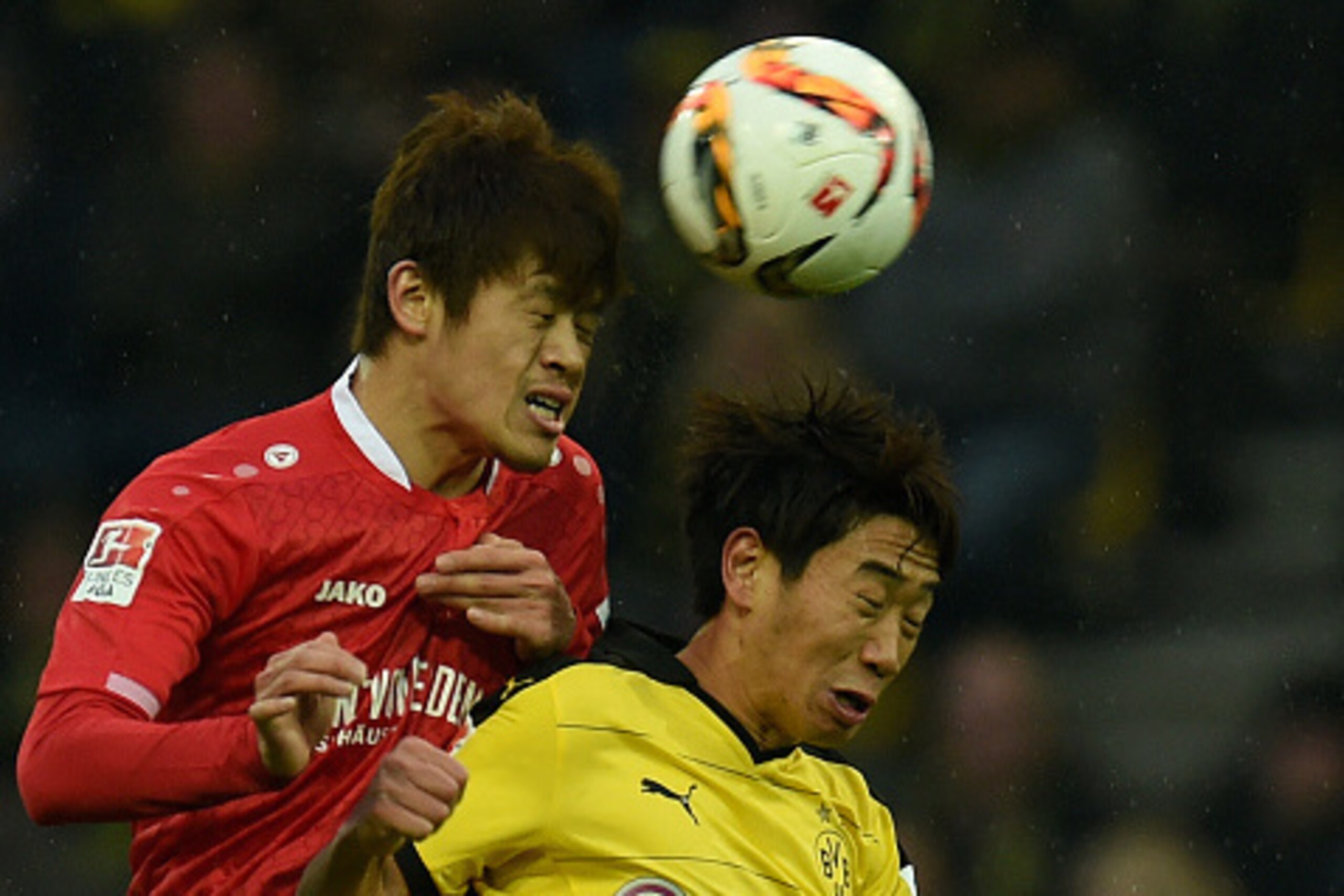 Hanover's Japanese defender Hiroki Sakai and Dortmund's Japanese midfielder Shinji Kagawa vie for the ball during the German first division Bundesliga football match of Borussia Dortmund vs Hannover 96 in Dortmund, western Germany, on February 13, 2016. /