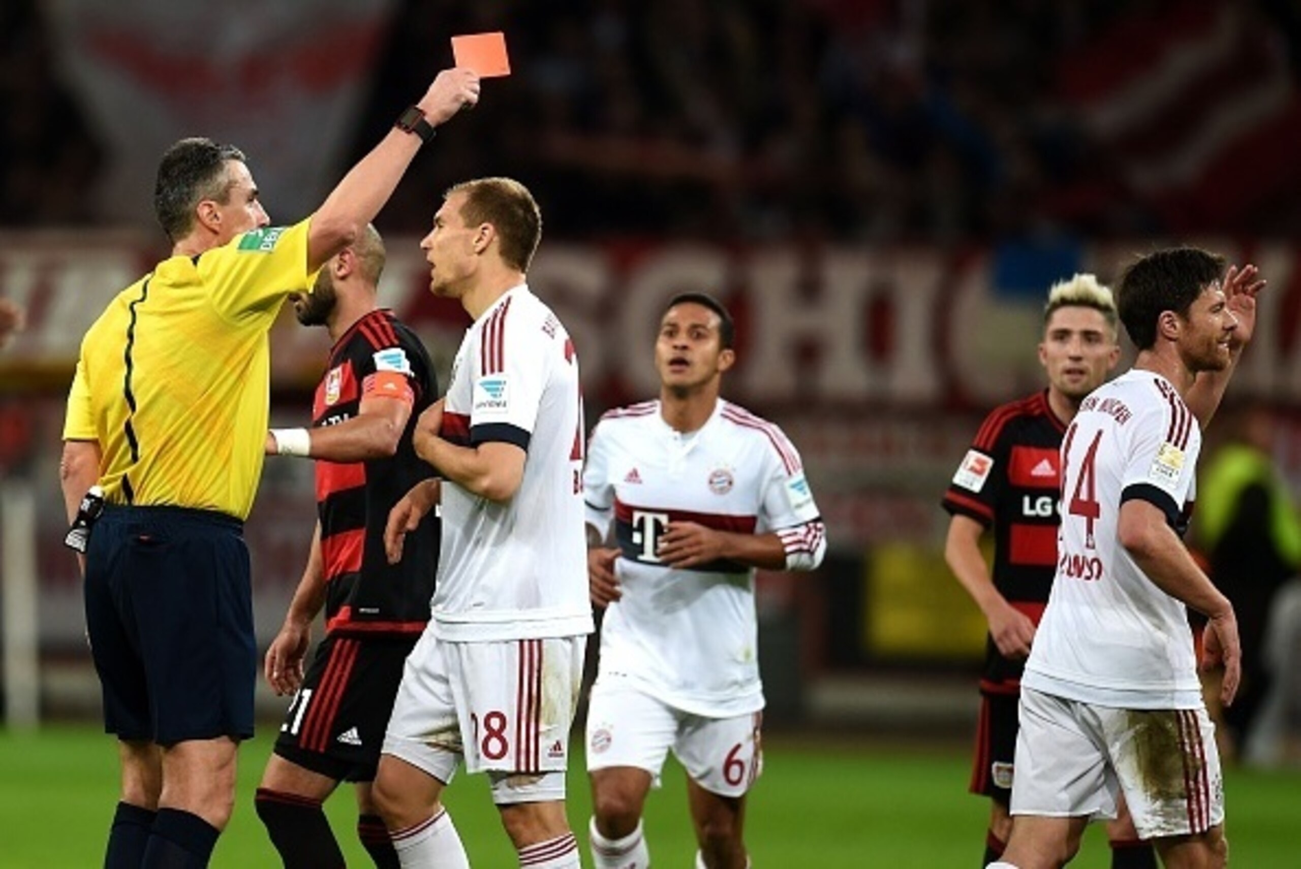 Referee Knut Kircher shows the red card to Bayern Munich's Spanish midfielder Xabi Alonso (R) during the German first division Bundesliga football match of Bayer 04 Leverkusen v Bayern Munich in Leverkusen, western Germany, on February 6, 2016. / AFP / P Referee Knut Kircher shows the red card to Bayern Munich's Spanish midfielder Xabi Alonso (R) during the German first division Bundesliga football match of Bayer 04 Leverkusen v Bayern Munich in Leverkusen, western Germany, on February 6, 2016. / AFP / P