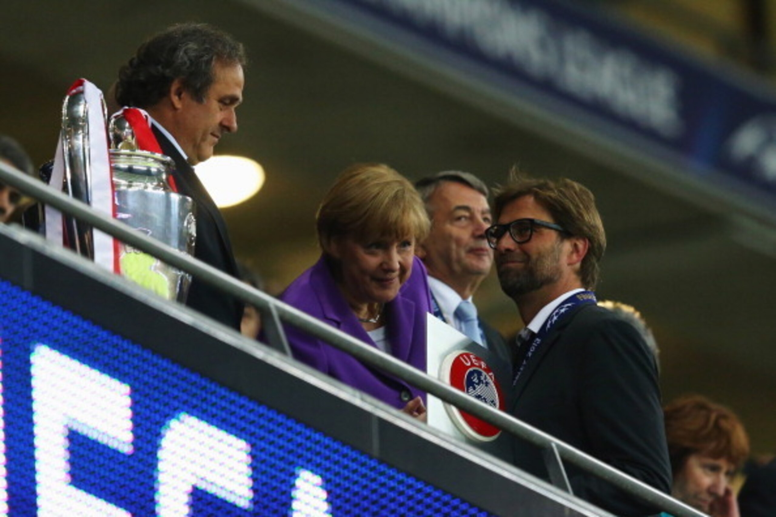 LONDON, ENGLAND - MAY 25:  (L-R) UEFA President Michel Platini, German Chancellor Angela Merkel and President of the German Football Association Wolfgang Niersbach offer their commiserations to Head Coach Jurgen Klopp of Borussia Dortmund after the UEFA C