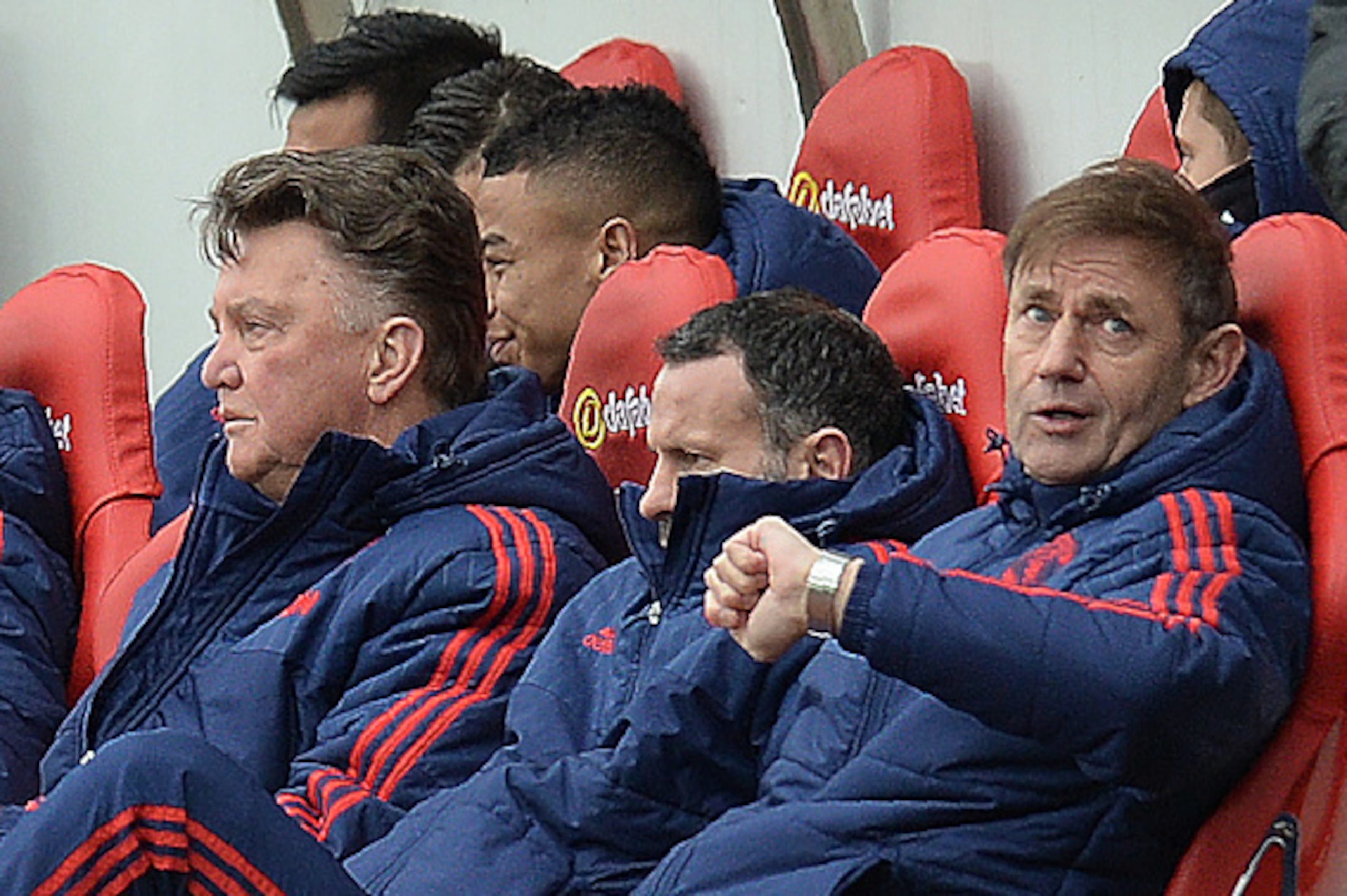 Manchester United's Dutch manager Louis van Gaal (L) sits in the dug out with Manchester United's Welsh assistant manager Ryan Giggs (C) during the English Premier League football match between Sunderland and Manchester United at the Stadium of Light in S