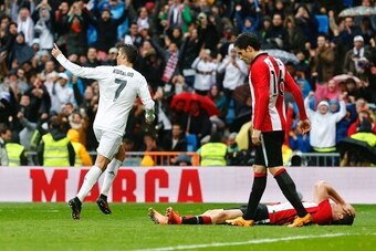 Real Madrid's Portuguese forward Cristiano Ronaldo (L) celebrates after scoring during the Spanish league football match Real Madrid CF vs Athletic Club Bilbao at the Santiago Bernabeu stadium in Madrid on February 13, 2016. / AFP / CURTO DE LA TORRE     