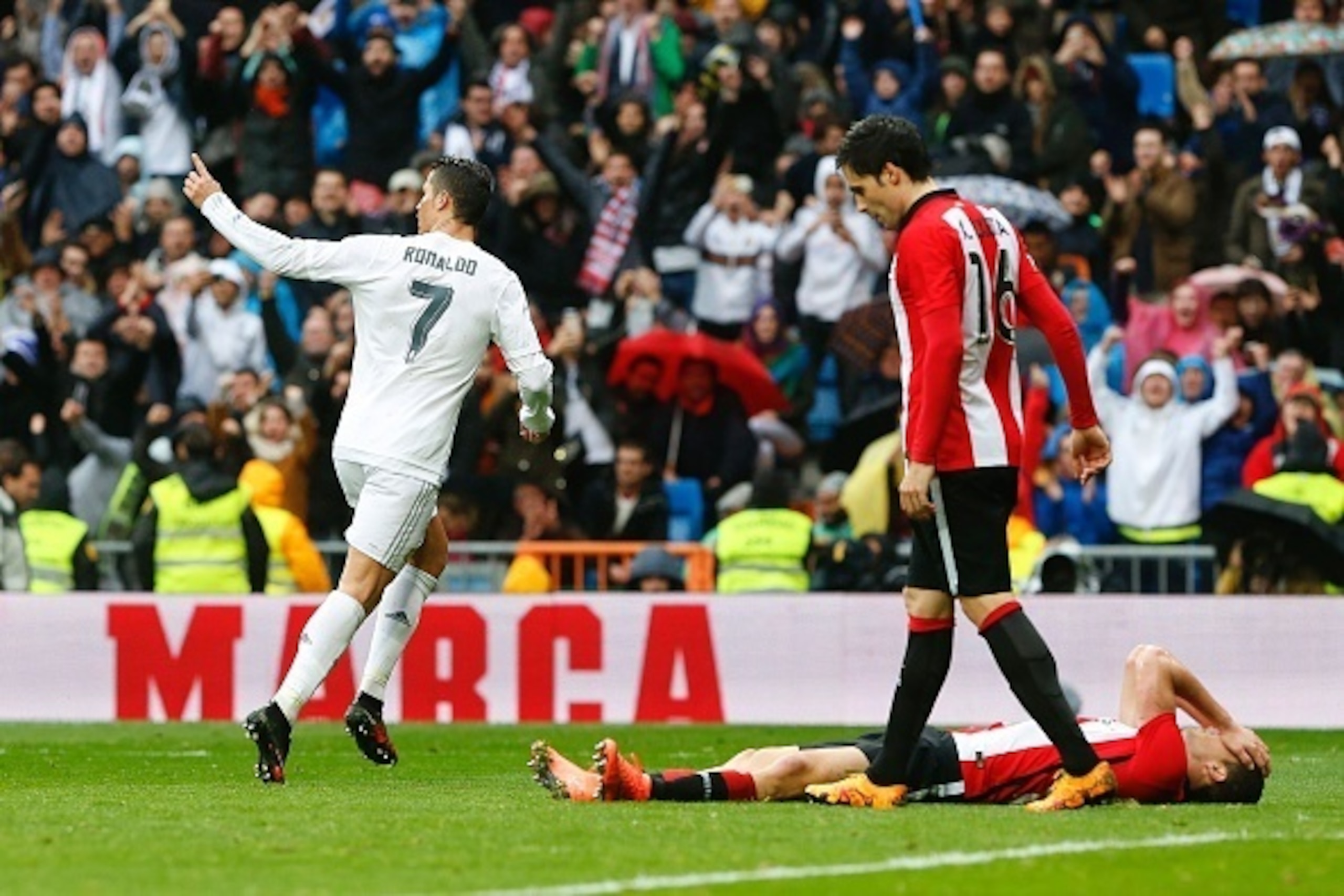 Real Madrid's Portuguese forward Cristiano Ronaldo (L) celebrates after scoring during the Spanish league football match Real Madrid CF vs Athletic Club Bilbao at the Santiago Bernabeu stadium in Madrid on February 13, 2016. / AFP / CURTO DE LA TORRE Real Madrid's Portuguese forward Cristiano Ronaldo (L) celebrates after scoring during the Spanish league football match Real Madrid CF vs Athletic Club Bilbao at the Santiago Bernabeu stadium in Madrid on February 13, 2016. / AFP / CURTO DE LA TORRE