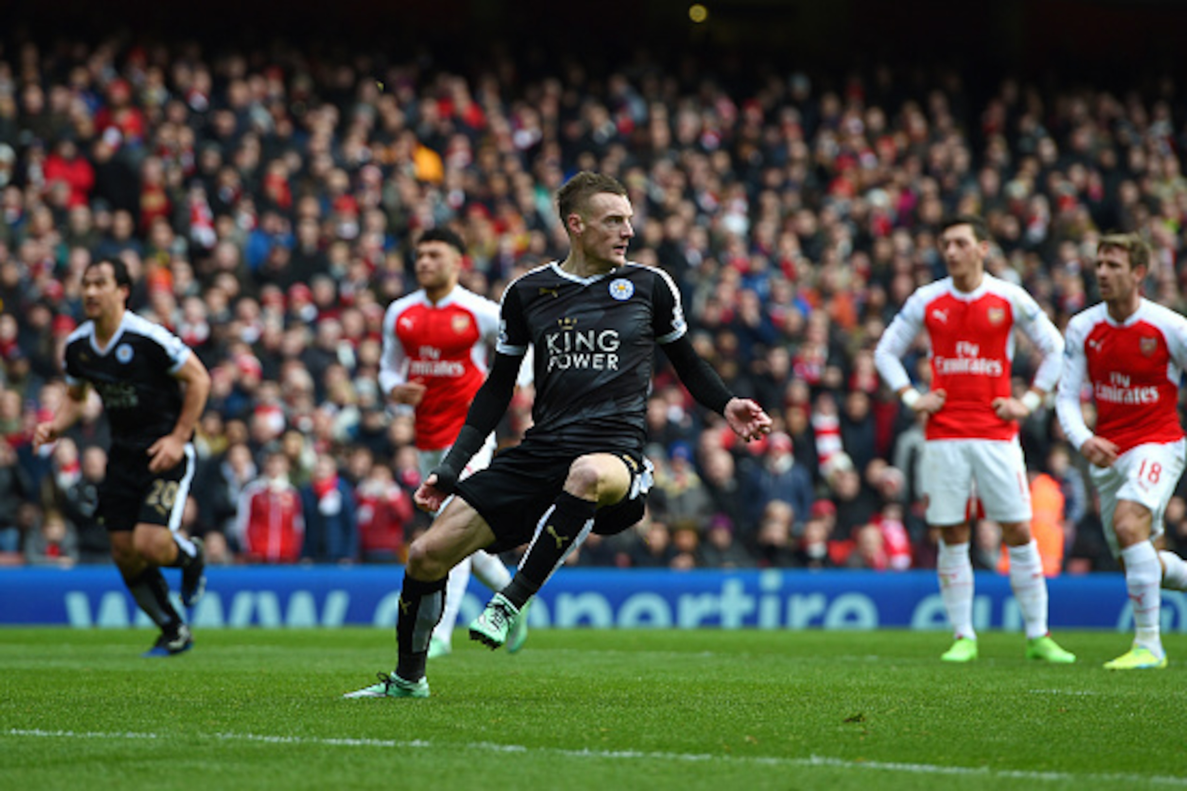 LONDON, ENGLAND - FEBRUARY 14:  Jamie Vardy of Leicester City celebrates after scoring the opening goal from the penalty spot during the Barclays Premier League match between Arsenal and Leicester City at Emirates Stadium on February 14, 2016 in London, E
