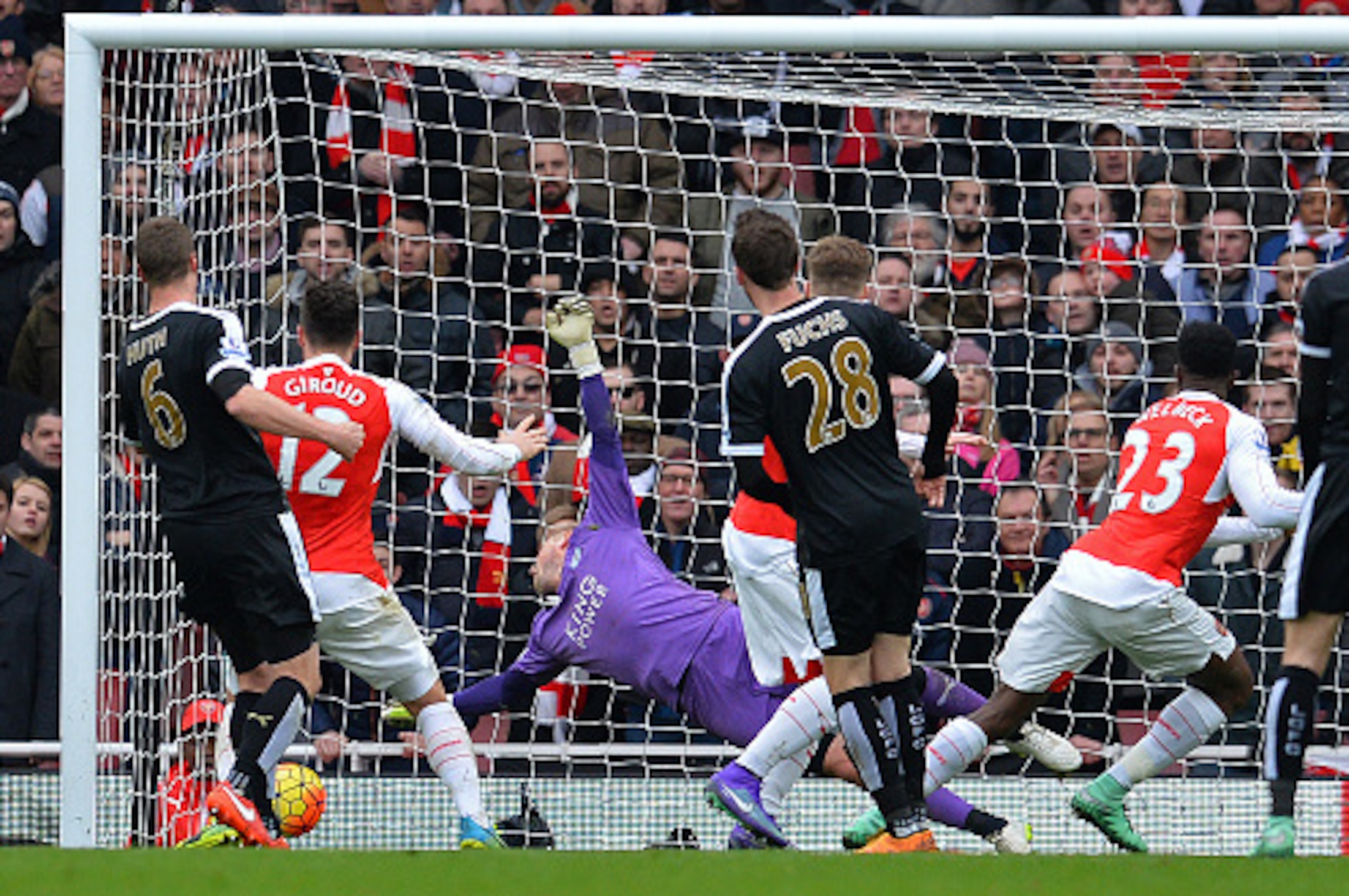Arsenal's English striker Danny Welbeck (2R) scores his team's second goal during the English Premier League football match between Arsenal and Leicester at the Emirates Stadium in London on February 14, 2016.  / AFP / GLYN KIRK / RESTRICTED TO EDITORIAL 