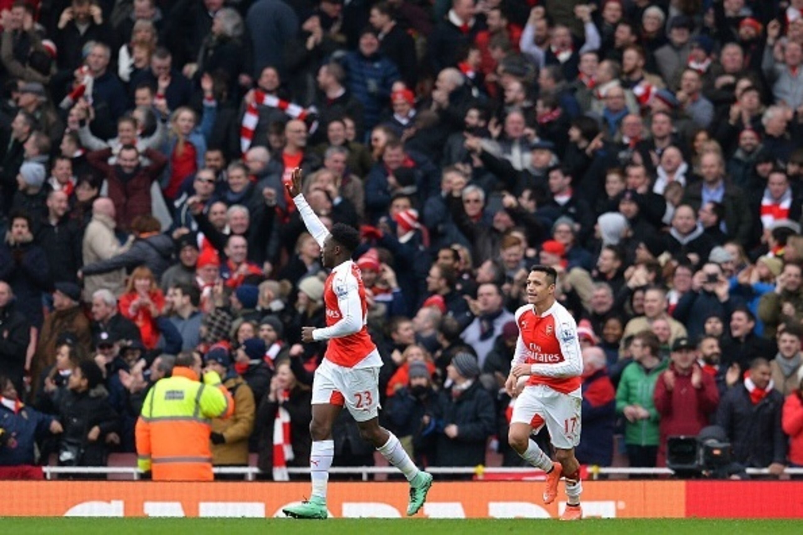 Arsenal's English striker Danny Welbeck (L) celebrates scoring his team's second goal during the English Premier League football match between Arsenal and Leicester at the Emirates Stadium in London on February 14, 2016.  / AFP / GLYN KIRK / RESTRICTED TO