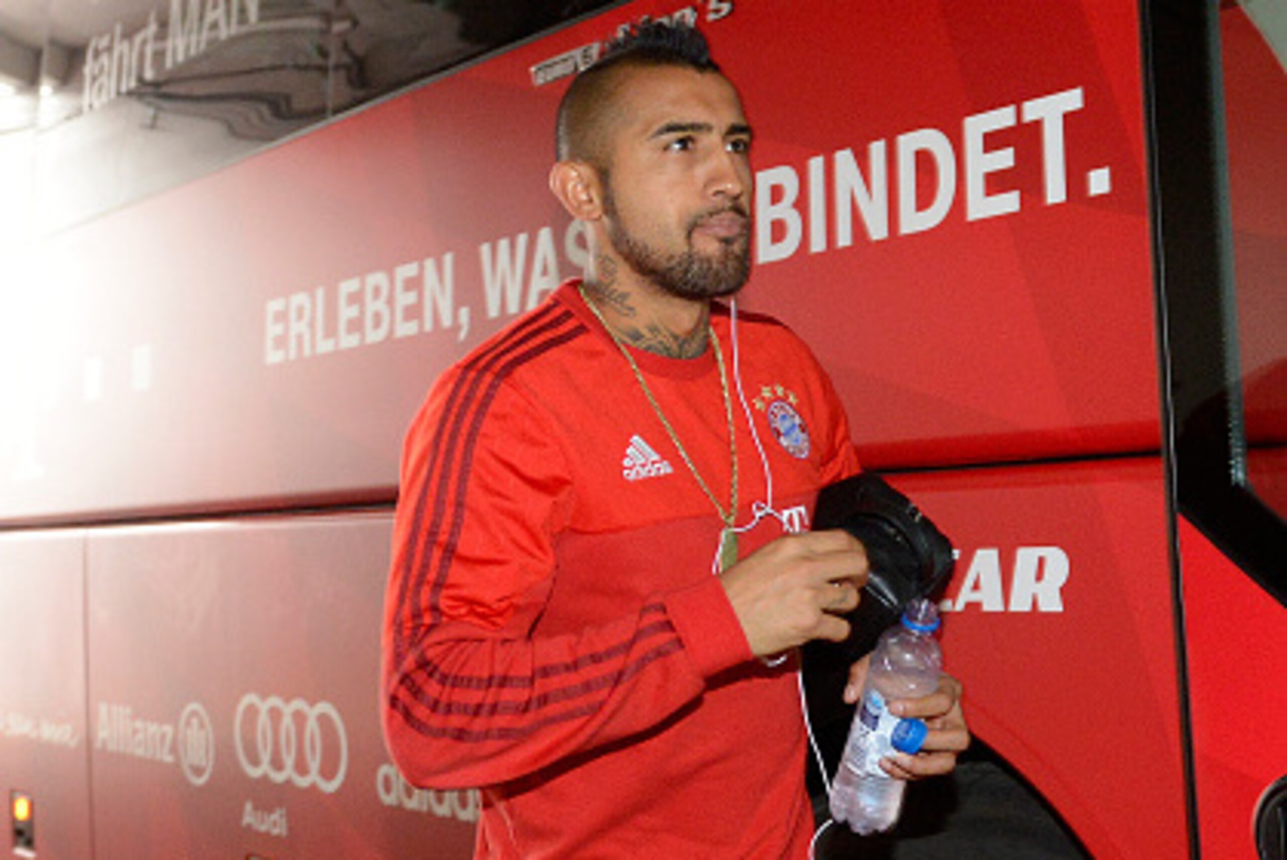 AUGSBURG, GERMANY - FEBRUARY 14: Arturo Vidal of Muenchen arrives prior to the Bundesliga match between FC Ausgburg and FC Bayern Muenchen at SGL Arena on February 14, 2016 in Augsburg, Germany. (Photo by Daniel Kopatsch/Getty Images For MAN) AUGSBURG, GERMANY - FEBRUARY 14: Arturo Vidal of Muenchen arrives prior to the Bundesliga match between FC Ausgburg and FC Bayern Muenchen at SGL Arena on February 14, 2016 in Augsburg, Germany. (Photo by Daniel Kopatsch/Getty Images For MAN)