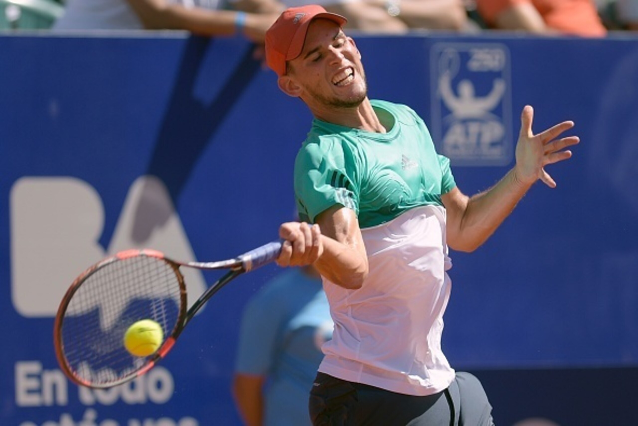 Austria's Dominic Thiem returns the ball against Spain's Nicolas Almagro during their final tennis match at the ATP Argentina Open in Buenos Aires, Argentina, on February 14, 2016. AFP PHOTO/EITAN ABRAMOVICH. / AFP / EITAN ABRAMOVICH        (Photo credit 