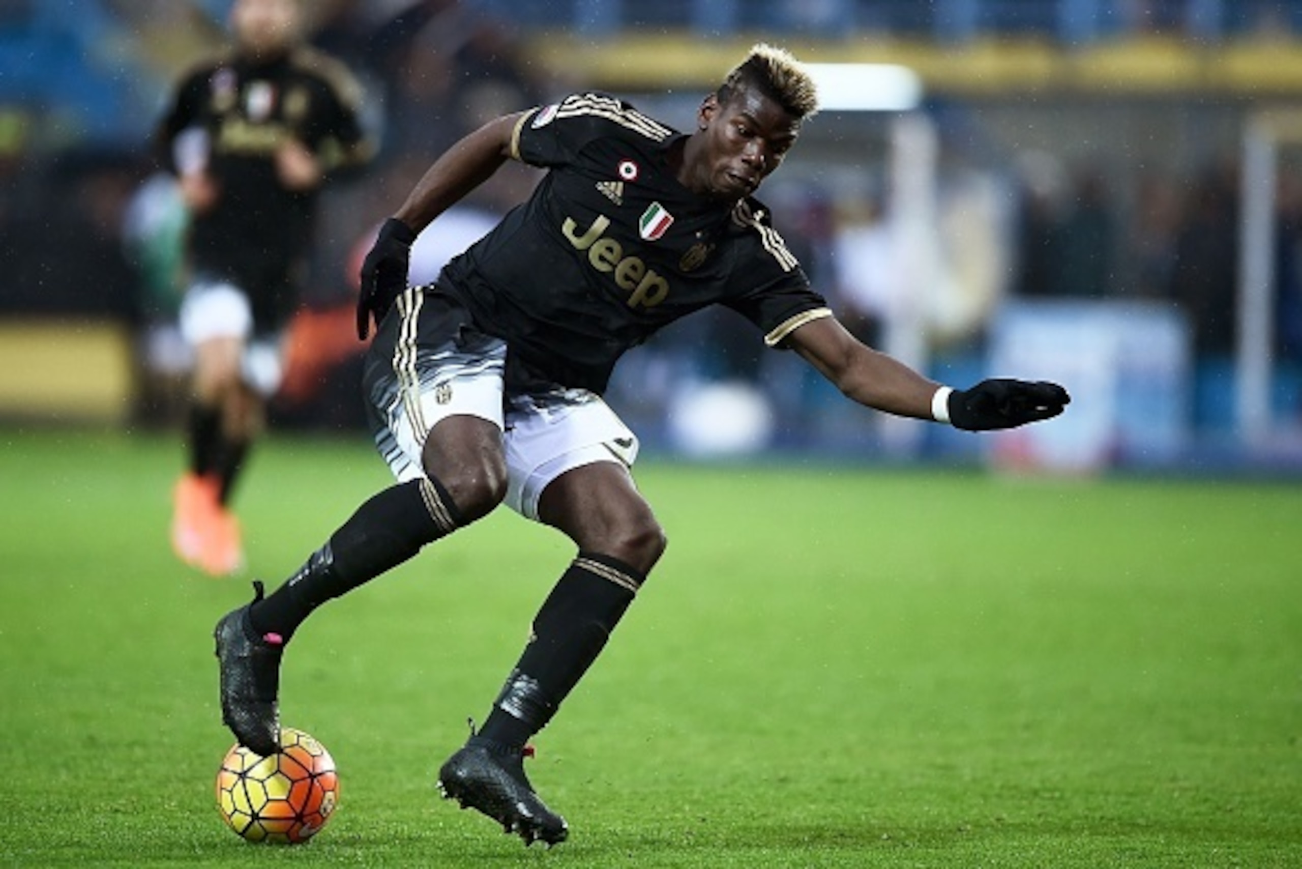 Juventus' midfielder from France Paul Pogba controls the ball during the Italian Serie A football match Frosinone vs Juventus on February 7, 2016 in Frosinone. / AFP / FILIPPO MONTEFORTE (Photo credit should read FILIPPO MONTEFORTE/AFP/Getty Images Juventus' midfielder from France Paul Pogba controls the ball during the Italian Serie A football match Frosinone vs Juventus on February 7, 2016 in Frosinone. / AFP / FILIPPO MONTEFORTE (Photo credit should read FILIPPO MONTEFORTE/AFP/Getty Images