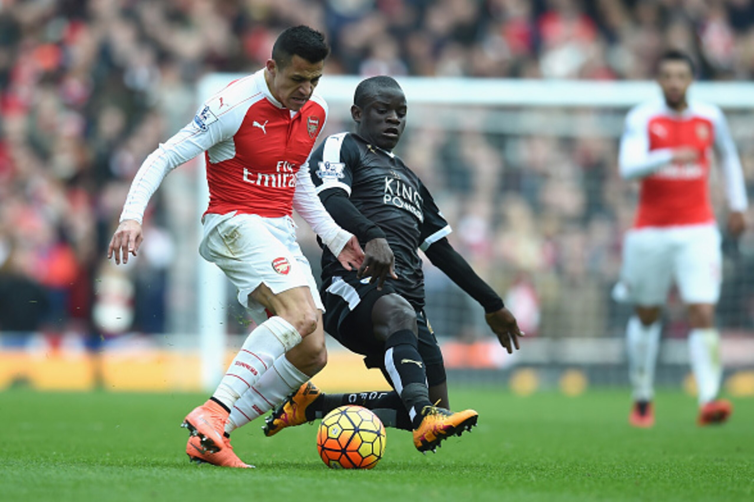 LONDON, ENGLAND - FEBRUARY 14:  Alexis Sanchez of Arsenal takes on N'golo Kante of Leicester City  during the Barclays Premier League match between Arsenal and Leicester City at the Emirates Stadium.  (Photo by Michael Regan/Getty Images)