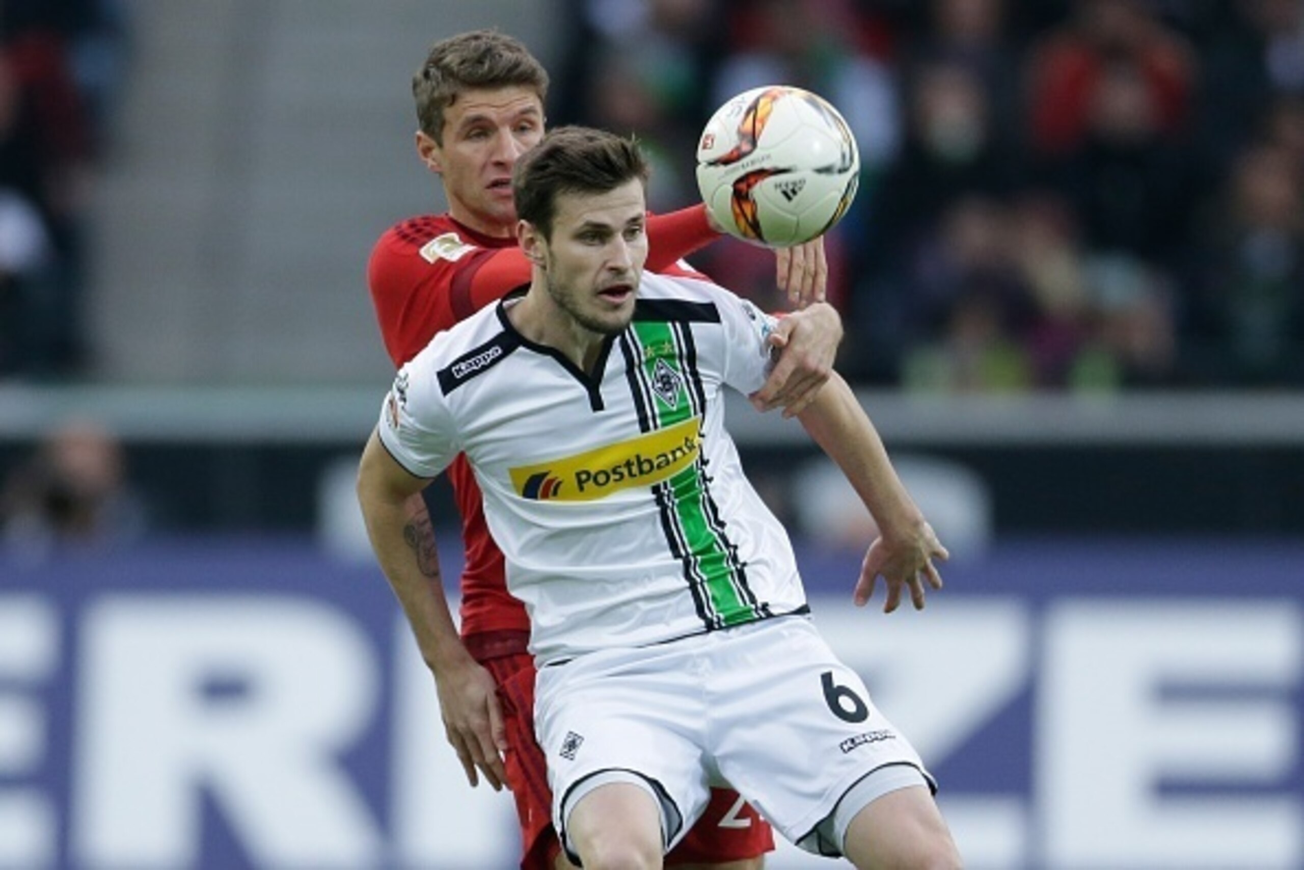 (L-R) Havard Nordtveit of Borussia Monchengladbach, Thomas Muller of Bayern Munchen during the Bundesliga match between Borussia Mönchengladbach and Bayern München on December 5, 2015 at the Borussia-Park in Mönchengladbach, Germany.(Photo by VI Images vi