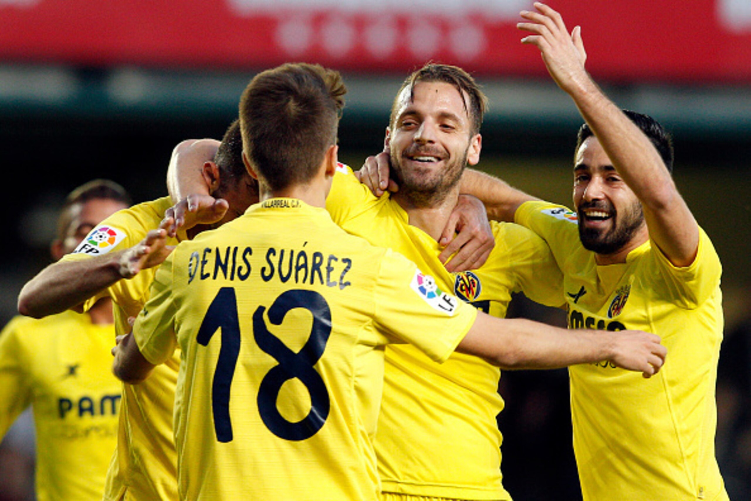 Villarreal's forward Roberto Soldado (2nd R) celebrates a goal with teammates during the Spanish league football match Villarreal CF vs Malaga CF at the at El Madrigal stadium in Vila-real on February 13, 2016. / AFP / Jose Jordan        (Photo credit sho