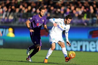 FLORENCE, ITALY - NOVEMBER 22: Mario Suarez of ACF Fiorentina battles for the ball with Riccardo Saponara of Empoli FC during the Serie A match between ACF Fiorentina and Empoli FC at Stadio Artemio Franchi on November 22, 2015 in Florence, Italy.  (Photo