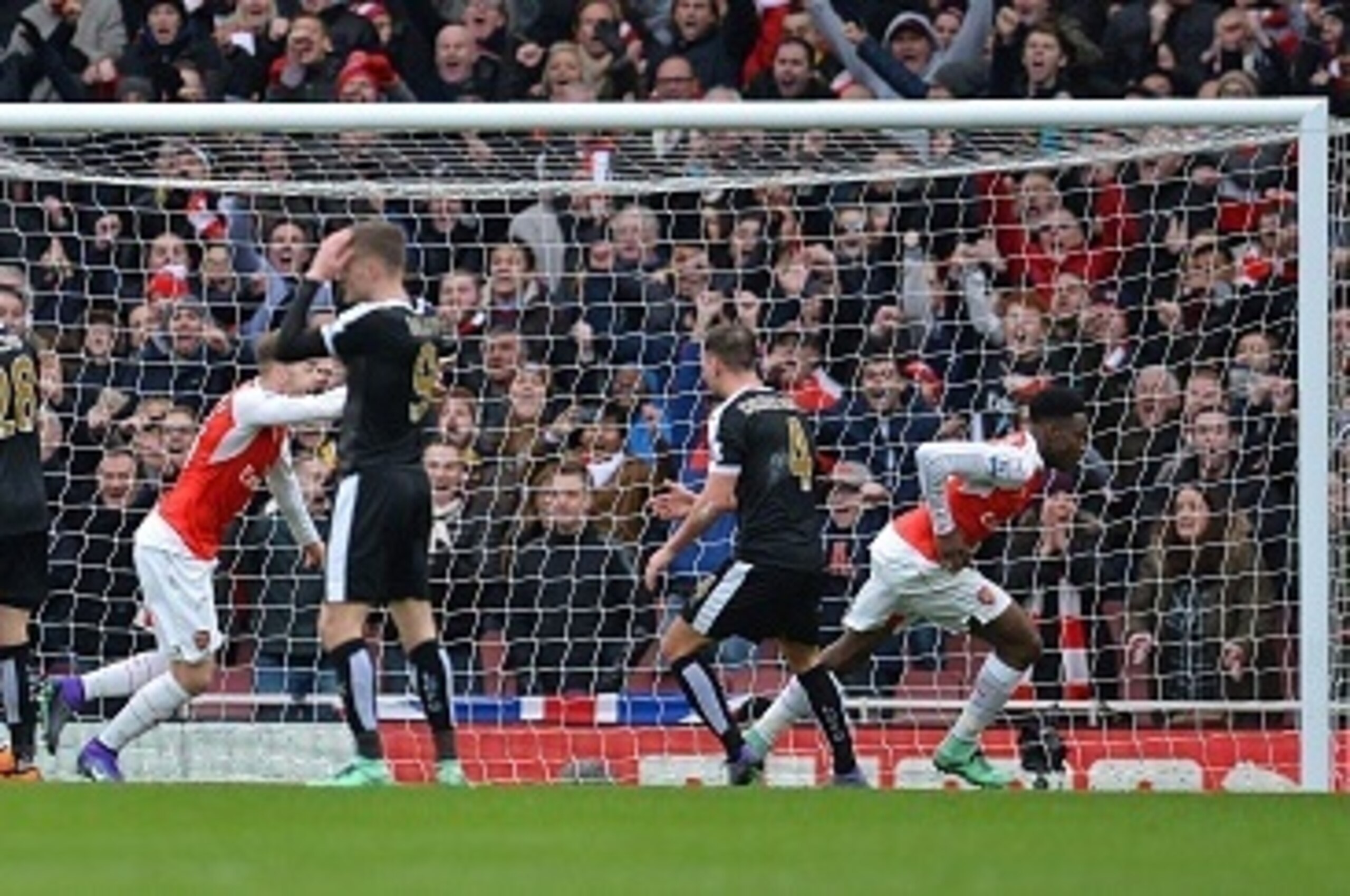 Arsenal's English striker Danny Welbeck (R) celebrates scoring his team's second goal during the English Premier League football match between Arsenal and Leicester at the Emirates Stadium in London on February 14, 2016.  / AFP / GLYN KIRK / RESTRICTED TO