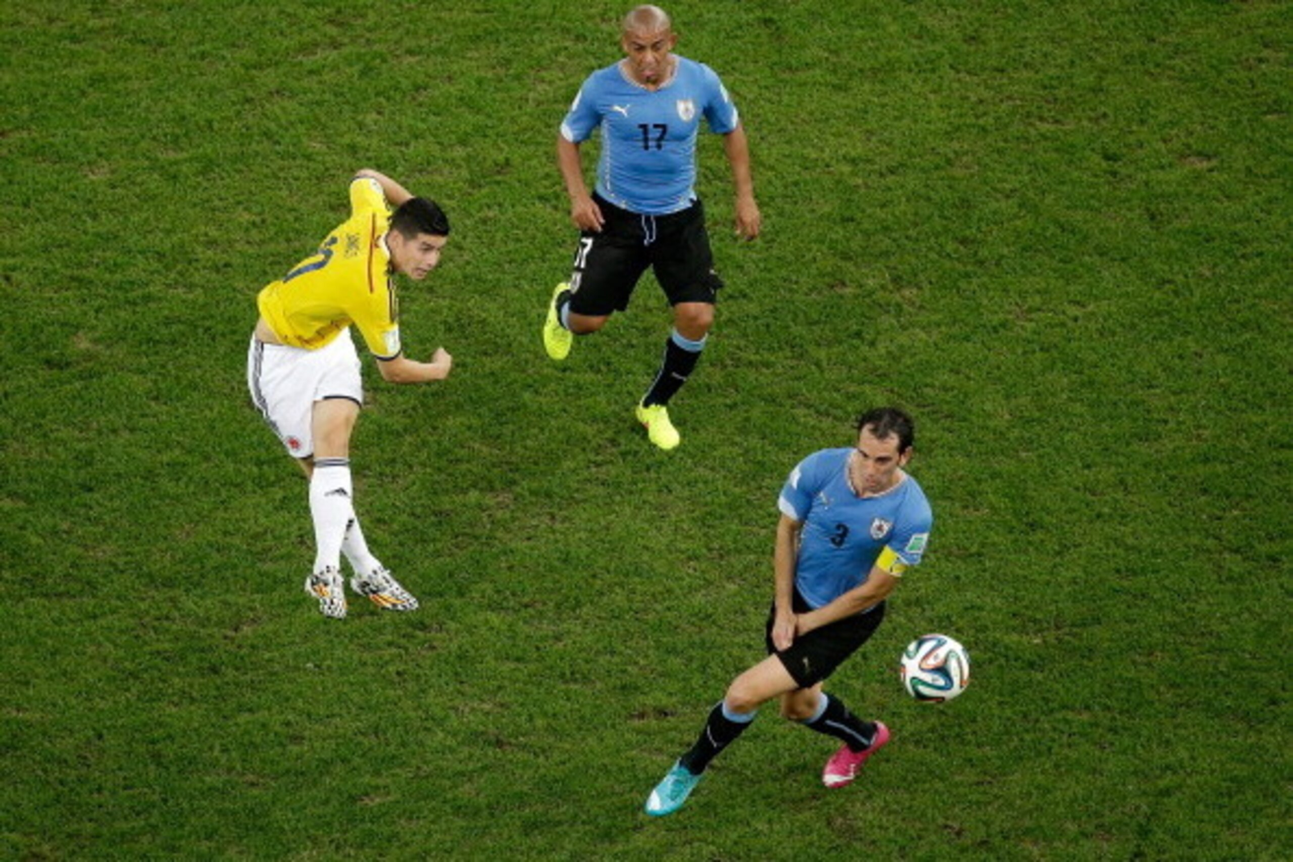 RIO DE JANEIRO, BRAZIL - JUNE 28:  James Rodriguez of Colombia shoots and scores his team's first goal during the 2014 FIFA World Cup Brazil round of 16 match between Colombia and Uruguay at Maracana on June 28, 2014 in Rio de Janeiro, Brazil.  (Photo by 