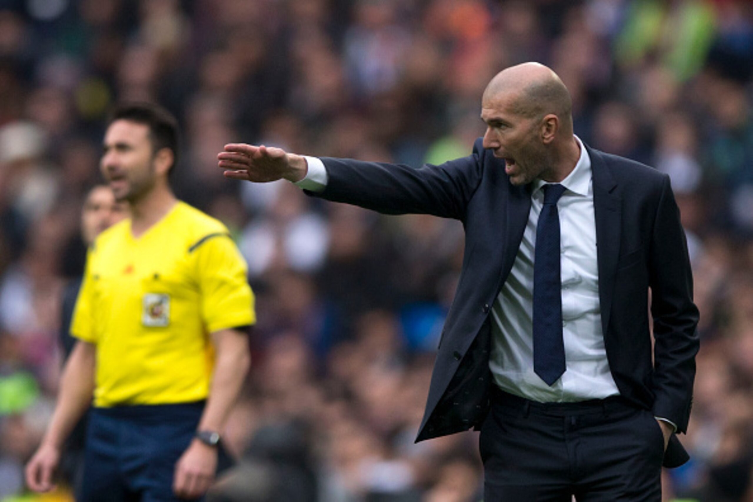 MADRID, SPAIN - FEBRUARY 13:  Head coach Zinedine Zidane of Real Madrid CF gives instructions during the La Liga match between Real Madrid CF and Athletic Club at Estadio Santiago Bernabeu on February 13, 2016 in Madrid, Spain.  (Photo by Gonzalo Arroyo M