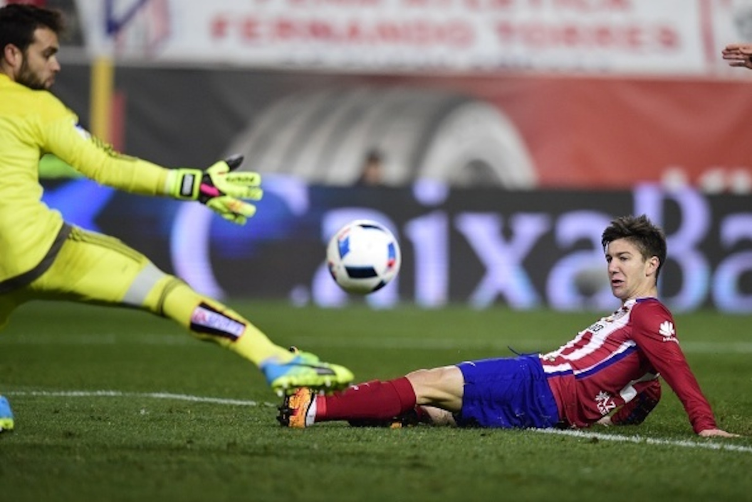 Atletico Madrid's Argentinian forward Luciano Vietto (R) vies with Celta Vigo's goalkeeper Sergio Alvarez during the Spanish Copa del Rey (King's Cup) quarterfinal second leg football match Club Atletico de Madrid vs RC Celta de Vigo at the Vicente Calder