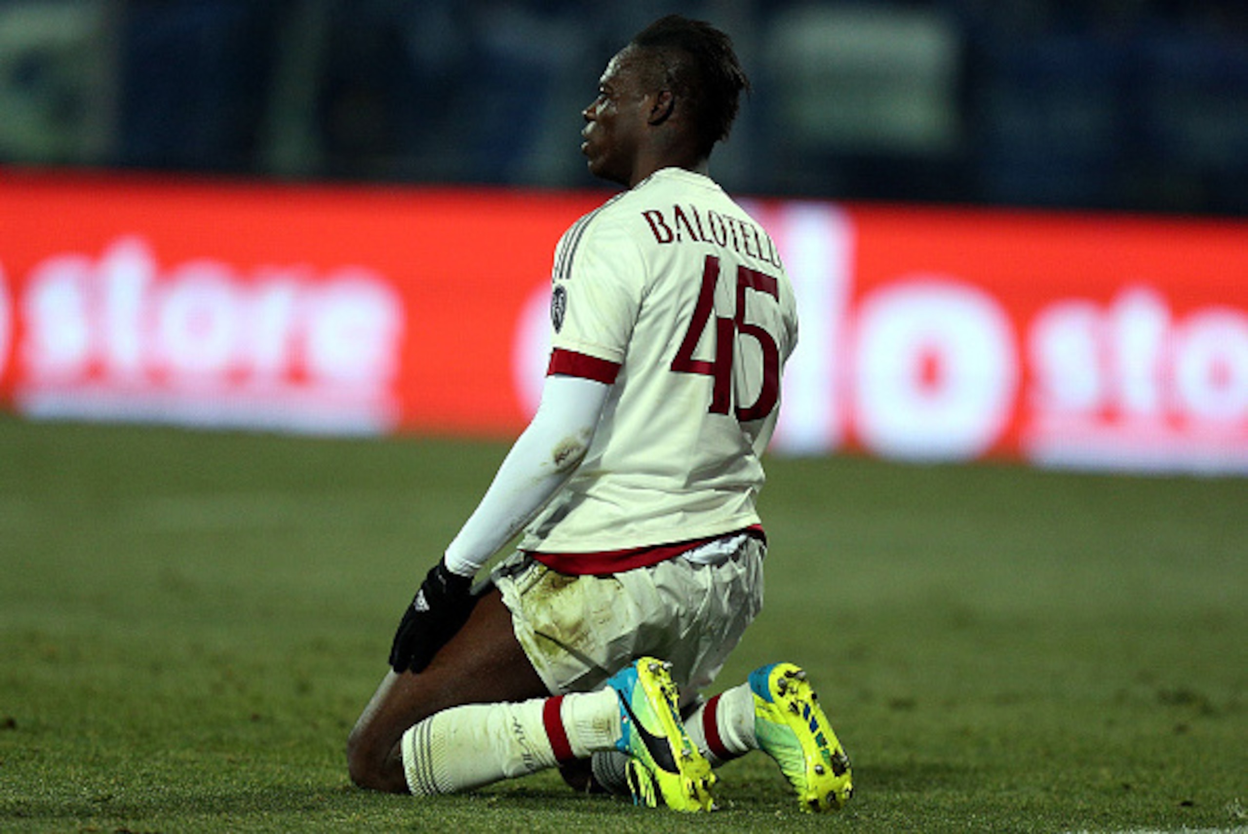EMPOLI, ITALY - JANUARY 23: Mario Balotelli of AC Milan in action during the Serie A match between Empoli FC and AC Milan at Stadio Carlo Castellani on January 23, 2016 in Empoli, Italy.  (Photo by Gabriele Maltinti/Getty Images)