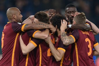 Roma's midfielder Diego Perotti (2ndL) celebrates with teammates after scoring during the Italian Serie A football match AS Roma vs Sampdoria at the Olympic Stadium in Rome on February 7, 2016. / AFP / TIZIANA FABI (Photo credit should read TIZIANA Roma's midfielder Diego Perotti (2ndL) celebrates with teammates after scoring during the Italian Serie A football match AS Roma vs Sampdoria at the Olympic Stadium in Rome on February 7, 2016. / AFP / TIZIANA FABI (Photo credit should read TIZIANA