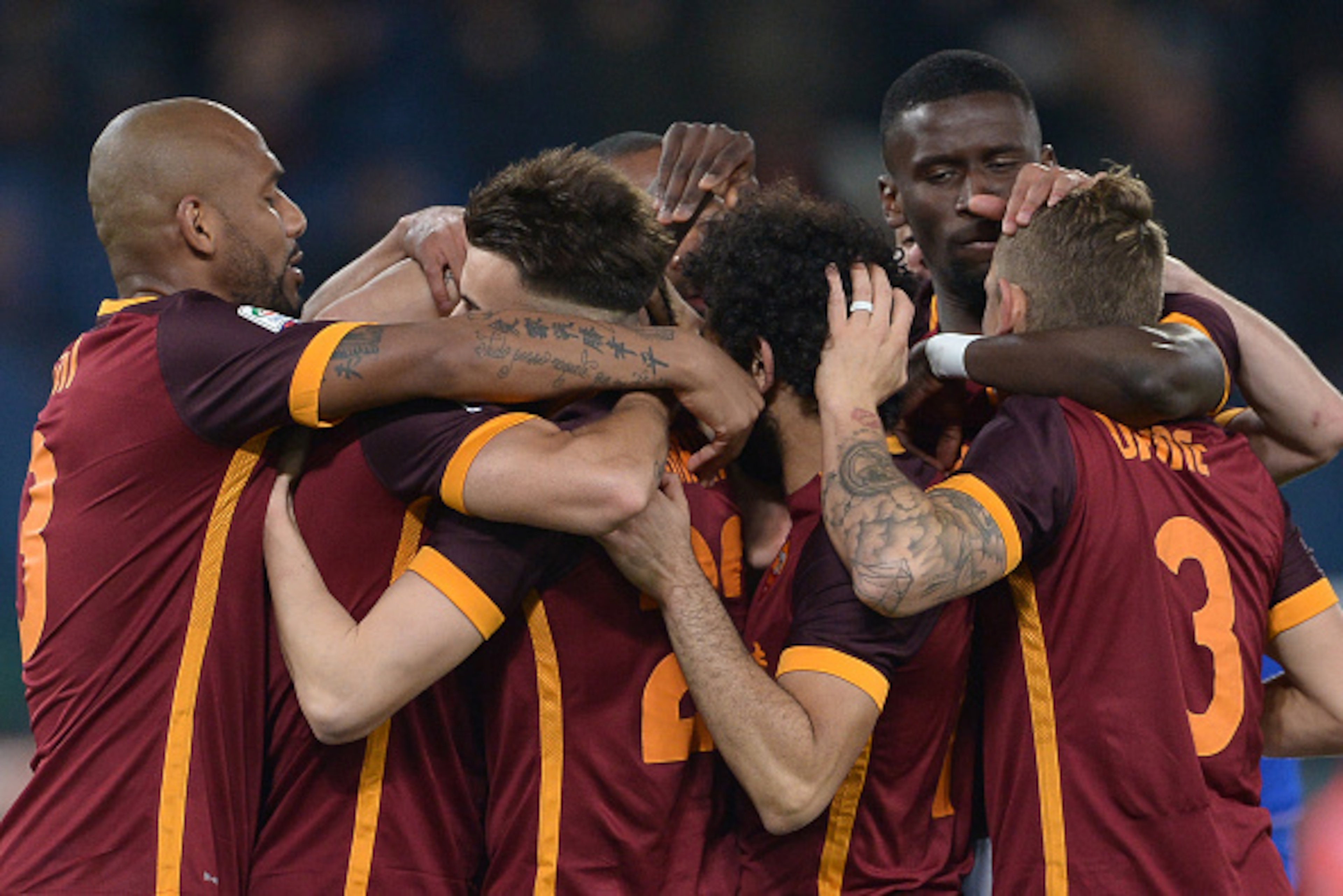 Roma's midfielder Diego Perotti (2ndL) celebrates with teammates after scoring during the Italian Serie A football match AS Roma vs Sampdoria at the Olympic Stadium in Rome on February 7, 2016. / AFP / TIZIANA FABI        (Photo credit should read TIZIANA