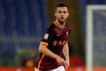 ROME, ITALY - FEBRUARY 07: Miralem Pjanic of AS Roma in action during the Serie A match between AS Roma and UC Sampdoria at Stadio Olimpico on February 7, 2016 in Rome, Italy. (Photo by Paolo Bruno/Getty Images) ROME, ITALY - FEBRUARY 07: Miralem Pjanic of AS Roma in action during the Serie A match between AS Roma and UC Sampdoria at Stadio Olimpico on February 7, 2016 in Rome, Italy. (Photo by Paolo Bruno/Getty Images)