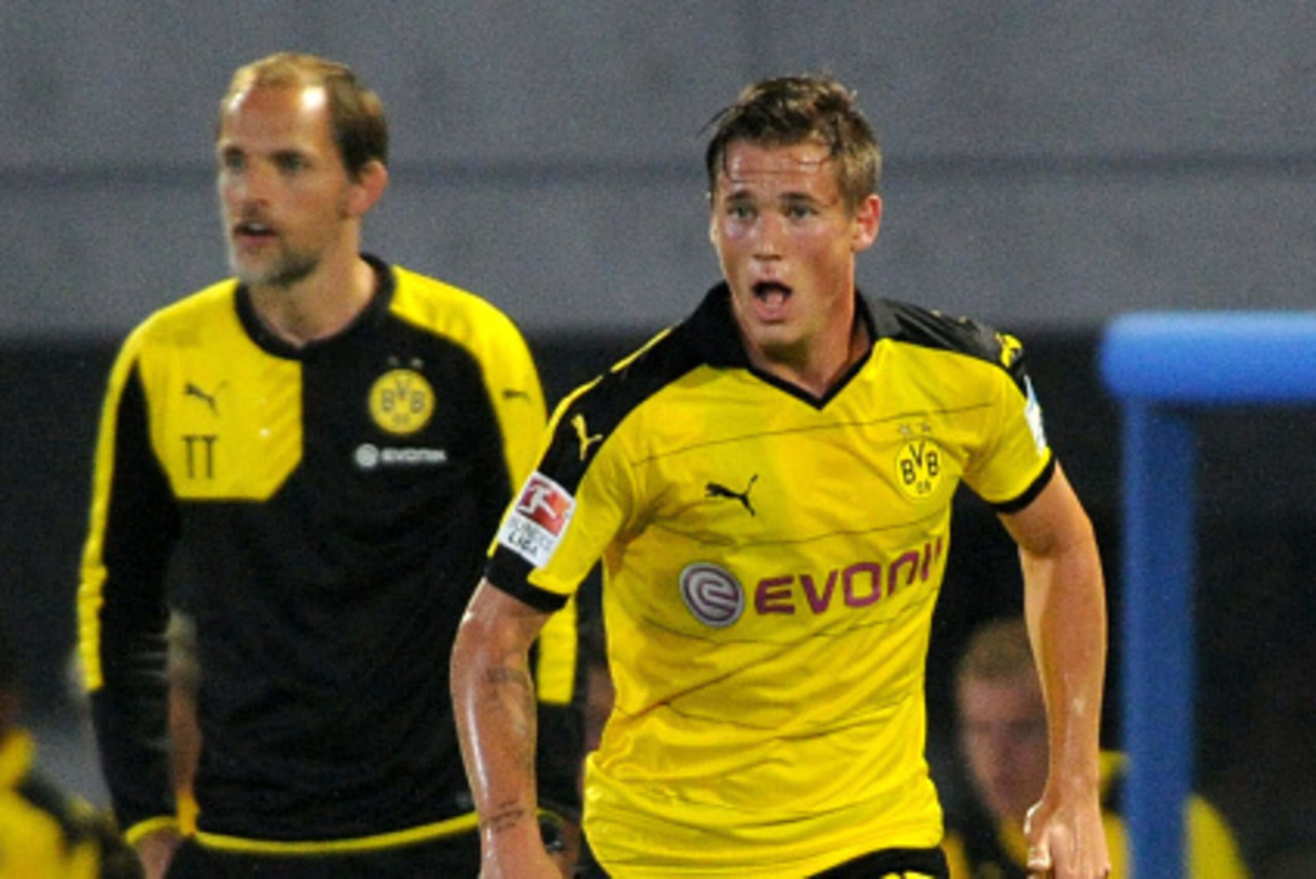 KAWASAKI, JAPAN - JULY 07: Erik Durm #37 of Borussia Dortmund in action during the preseason friendly match between Kawasaki Frontale and Borussia Dortmund at Todoroki Stadium on July 7, 2015 in Kawasaki, Kanagawa, Japan. (Photo by Masashi Hara/Getty Im KAWASAKI, JAPAN - JULY 07: Erik Durm #37 of Borussia Dortmund in action during the preseason friendly match between Kawasaki Frontale and Borussia Dortmund at Todoroki Stadium on July 7, 2015 in Kawasaki, Kanagawa, Japan. (Photo by Masashi Hara/Getty Im