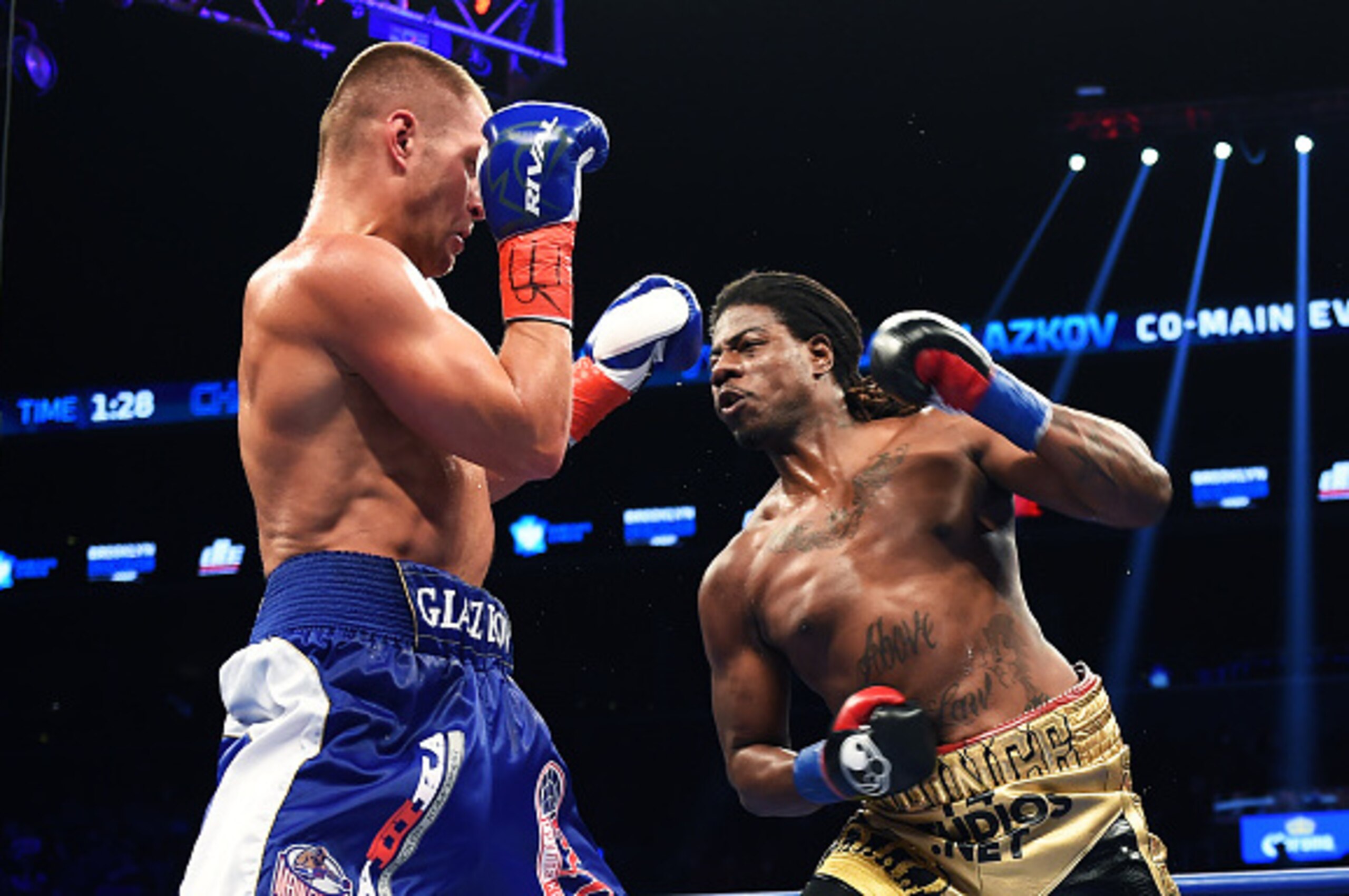 Vyacheslav Glazkov of the Ukraine (L) defends against Charles Martin of the US (R) during their IBF World Heavyweight Championship bout at Barclay's Center in New York's borough of Brooklyn on January 16, 2016.



Martin won the flight after Glazkov injur