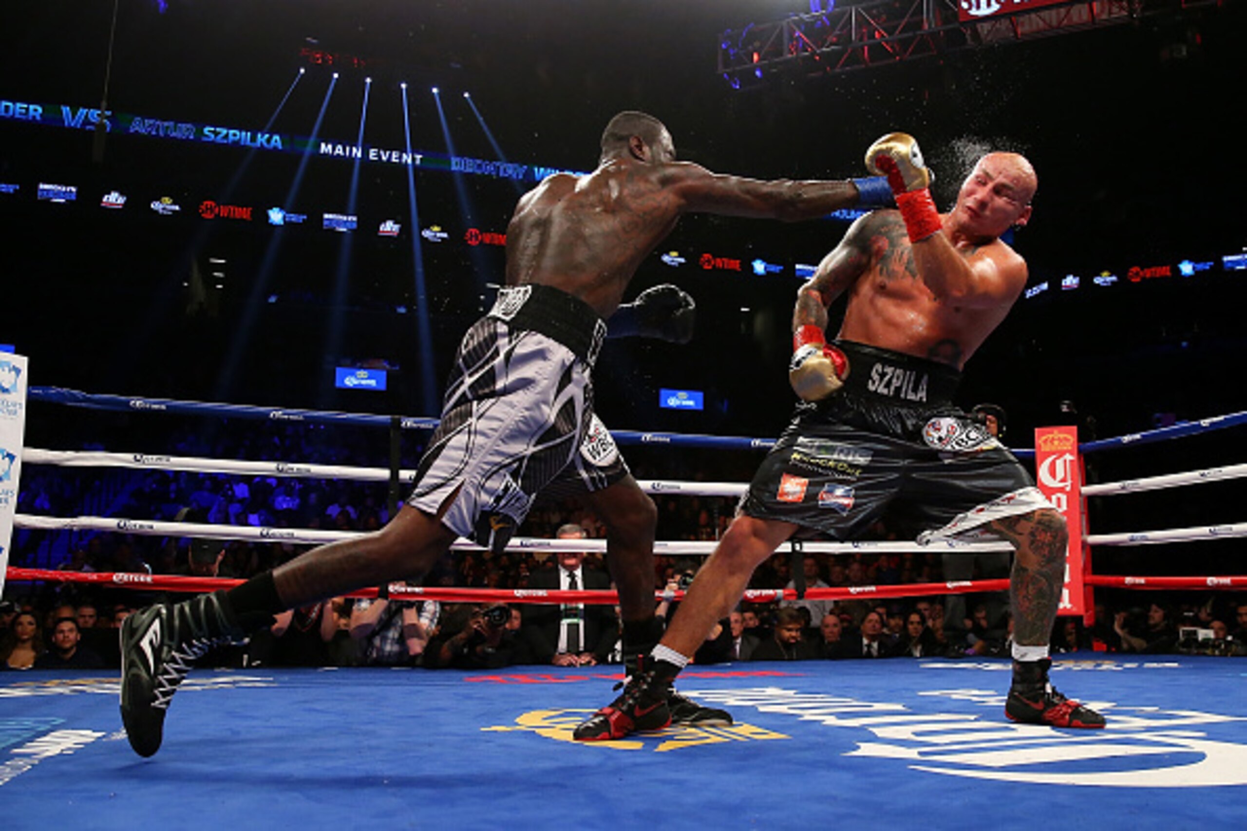 NEW YORK, NY - JANUARY 16:  Deontay Wilder punches Artur Szpilka during their WBC Heavyweight Championship bout at Barclays Center on January 16, 2016 in Brooklyn borough of New York City.  (Photo by Mike Stobe/Getty Images)