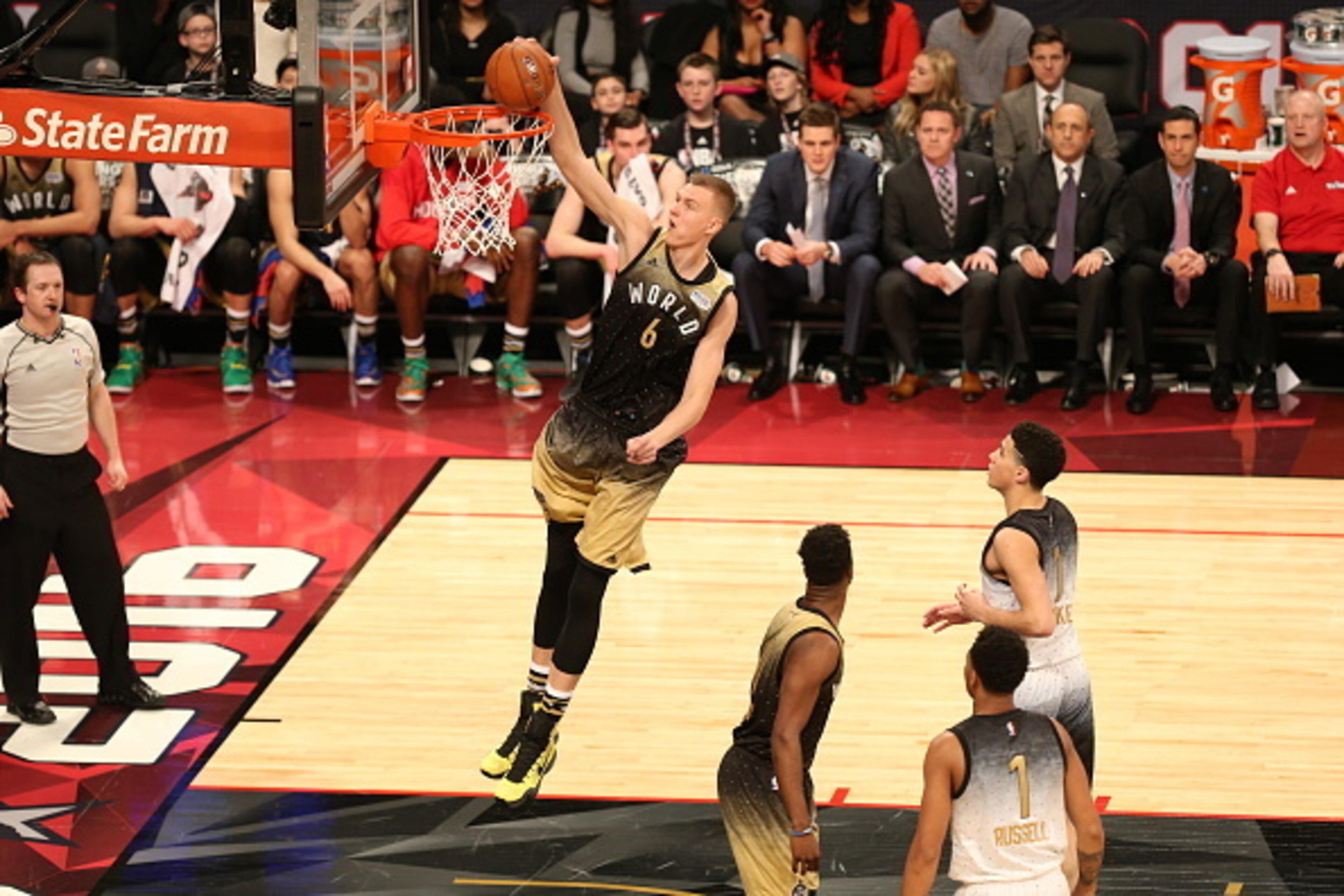 TORONTO, ON - FEBRUARY 12: Kristaps Porzingis #6 of the World Team goes for the dunk against the USA Team during the BBVA Compass Rising Stars Challenge as part of the 2016 NBA All Star Weekend on February 12, 2016 at Air Canada Centre in Toronto, Ontario