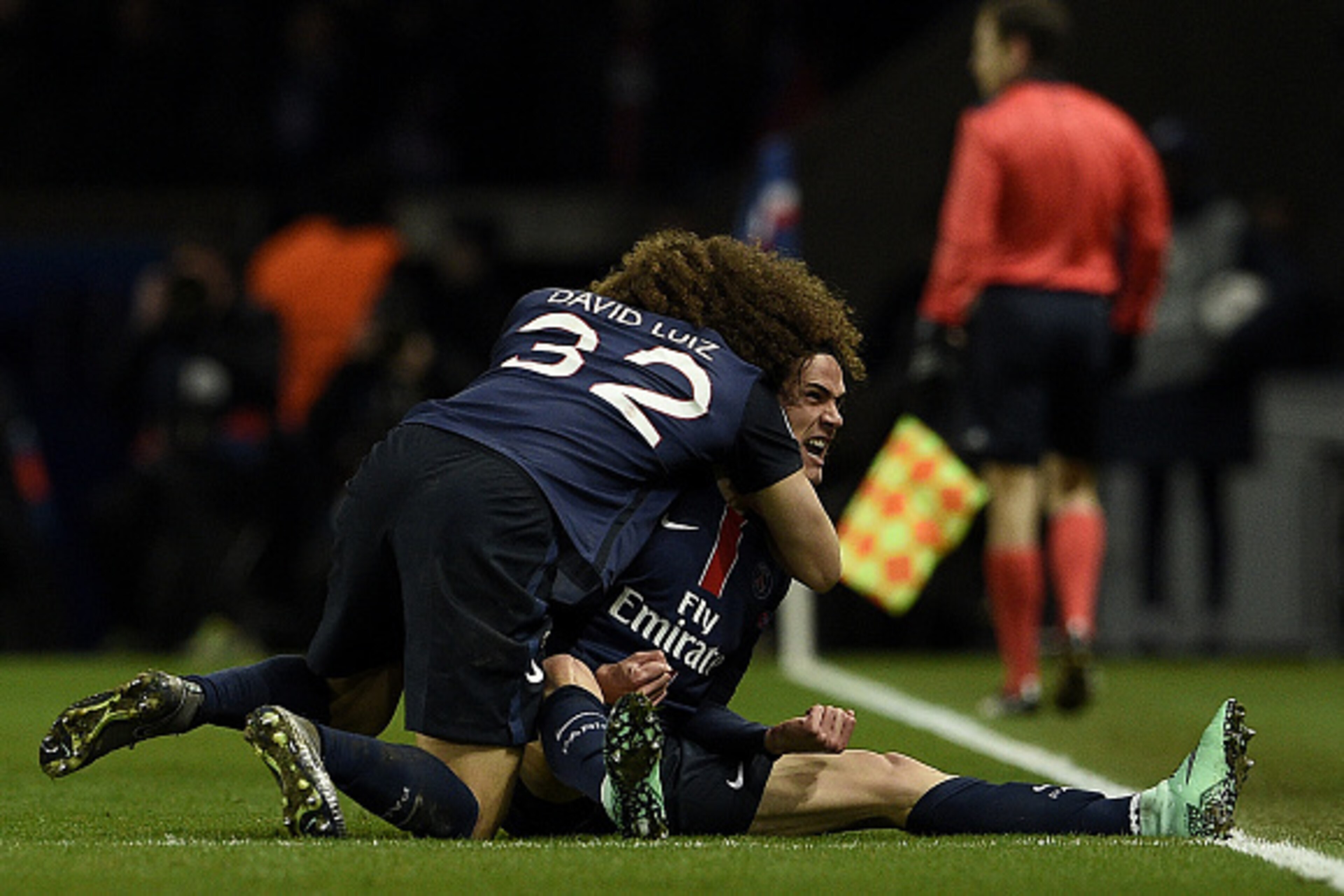 Paris Saint-Germain's Brazilian defender David Luiz celebrates with Paris Saint-Germain's Uruguayan forward Edinson Cavani after he scored the 2-1 during the Champions League round of 16 first leg football match between Paris Saint-Germain (PSG) and Chels