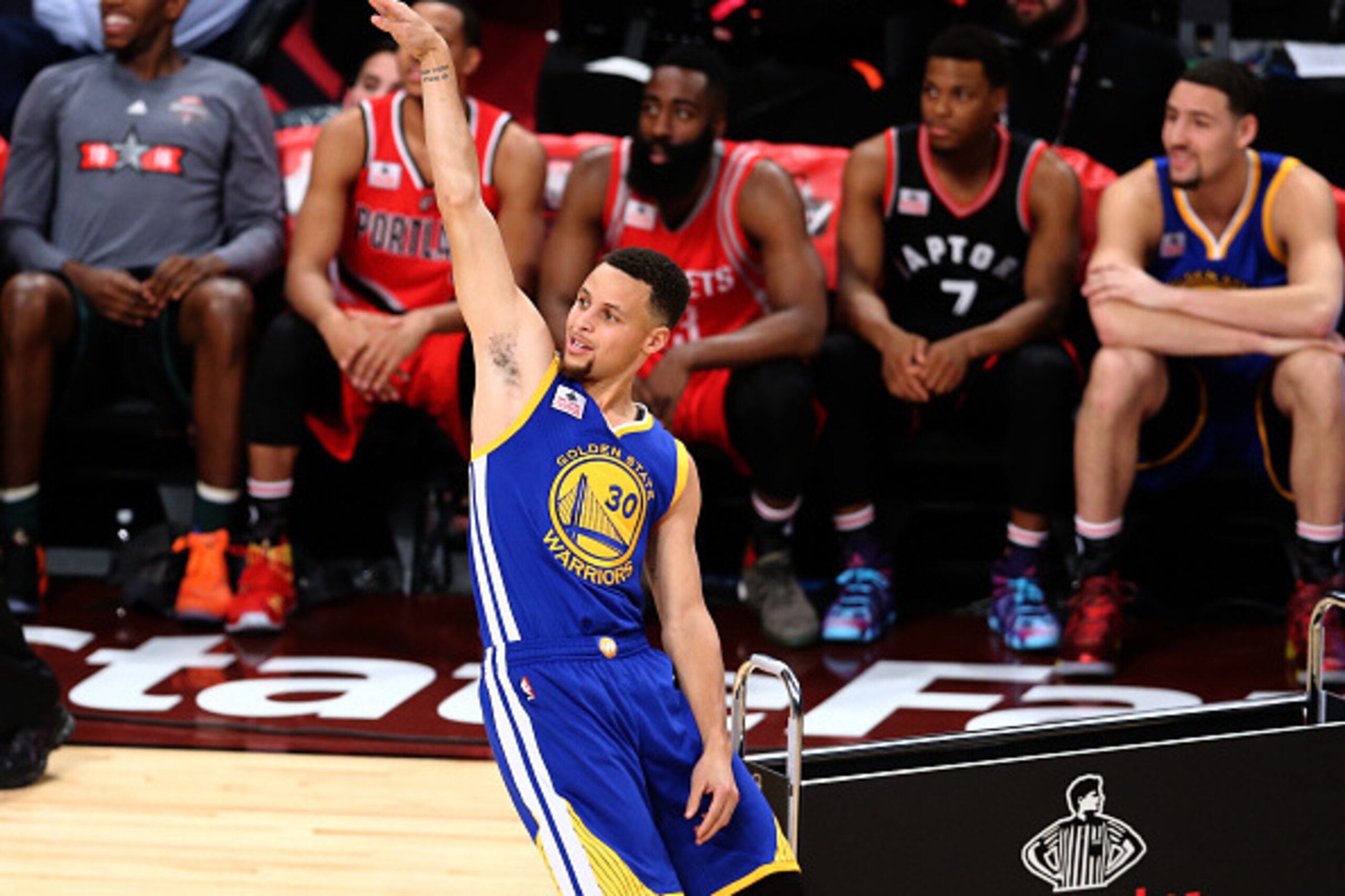 TORONTO, ON - FEBRUARY 13:  Stephen Curry of the Golden State Warriors shoots in the Foot Locker Three-Point Contest during NBA All-Star Weekend 2016 at Air Canada Centre on February 13, 2016 in Toronto, Canada. NOTE TO USER: User expressly acknowledges a