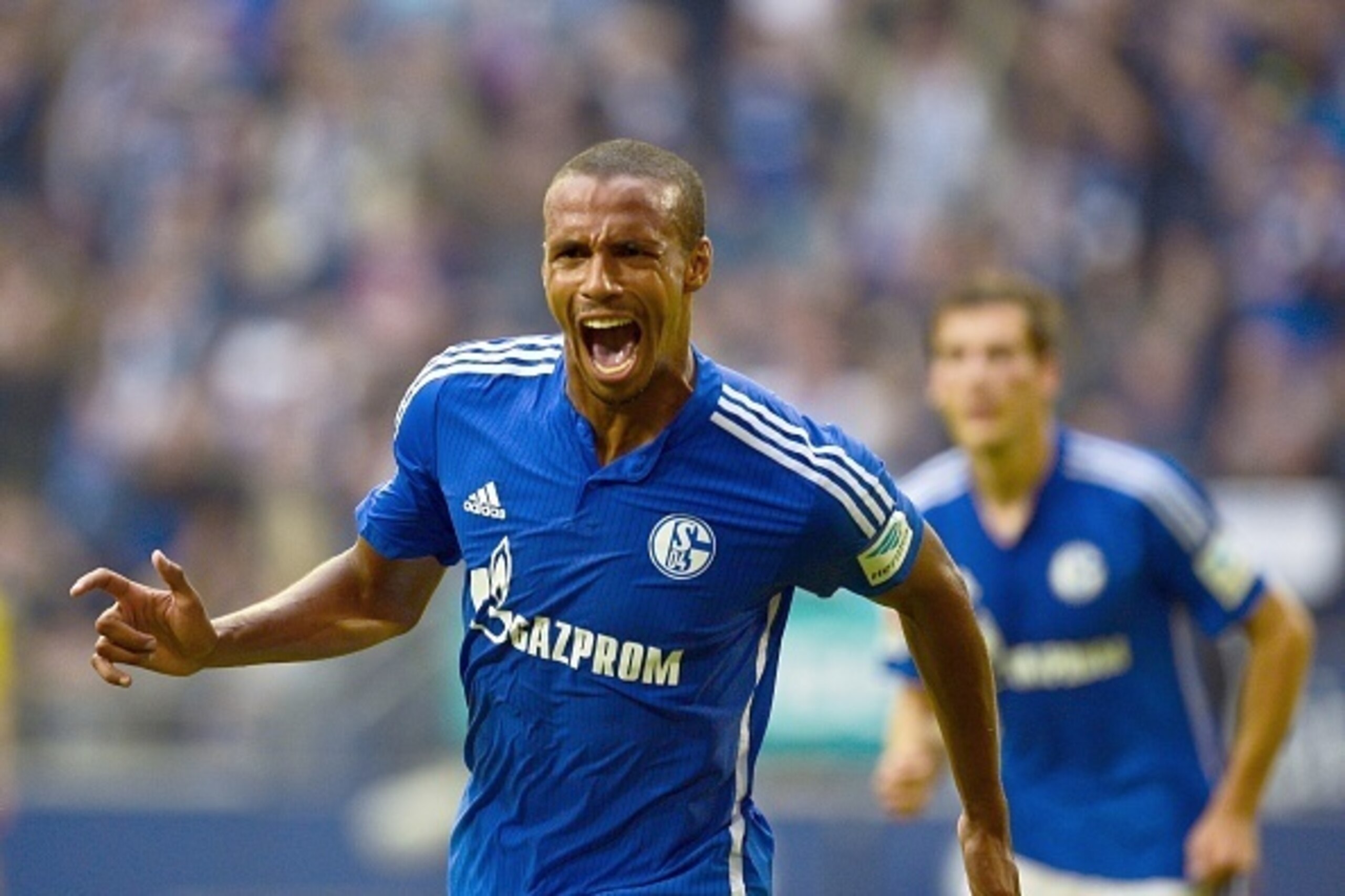 Schalke's Cameroonian defender Joel Matip celebrates after scoring the 1-0 goal during the German first division Bundesliga football match FC Schalke 04 v 1 FSV Mainz 05, in Gelsenkirchen, on September 13, 2015.  AFP PHOTO / SASCHA SCHUERMANN  RESTRICTION