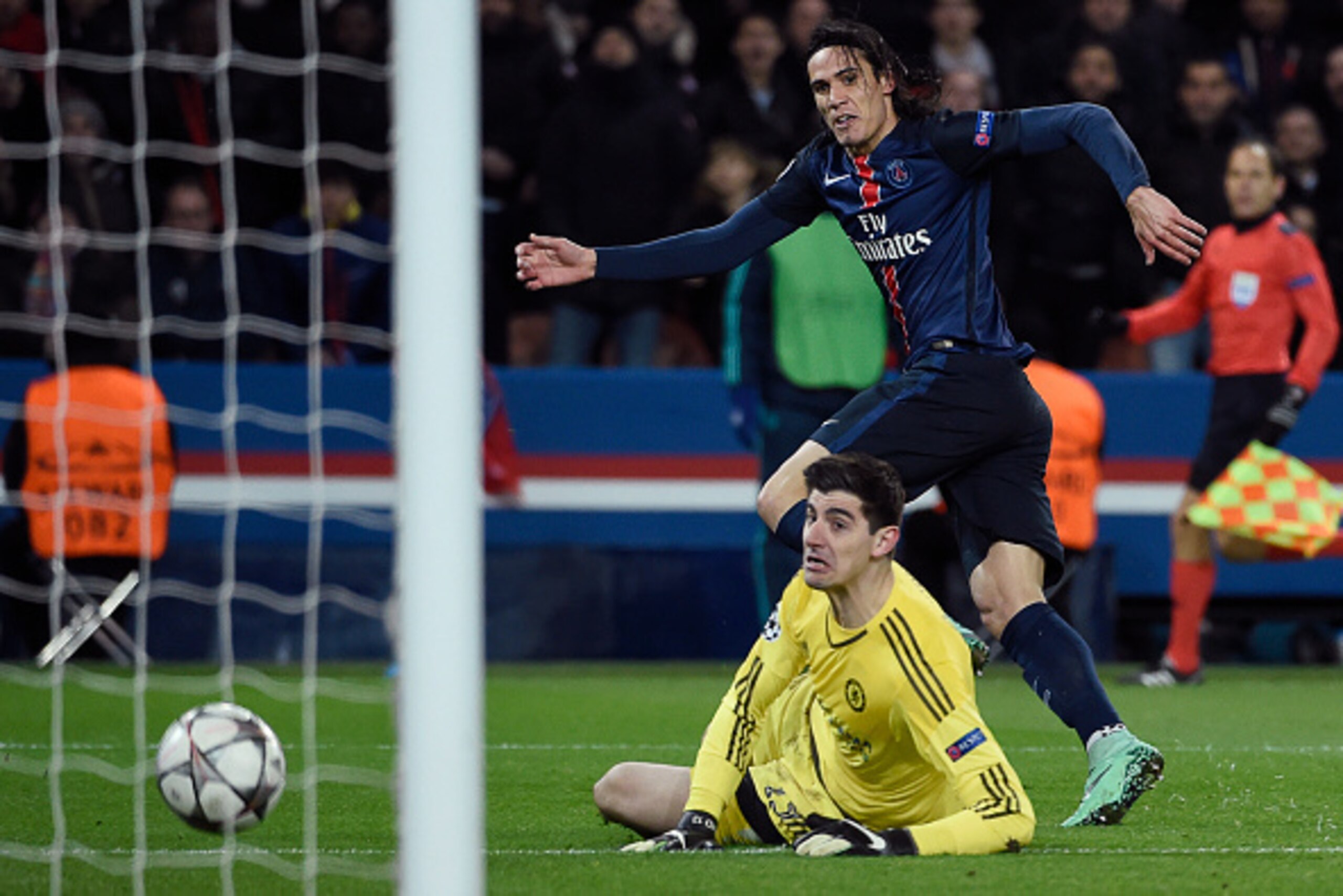 Paris Saint-Germain's Uruguayan forward Edinson Cavani (R) scores a goal past Chelsea's Belgian goalkeeper Thibaut Courtois during the Champions League round of 16 first leg football match between Paris Saint-Germain (PSG) and Chelsea FC on February 16, 2