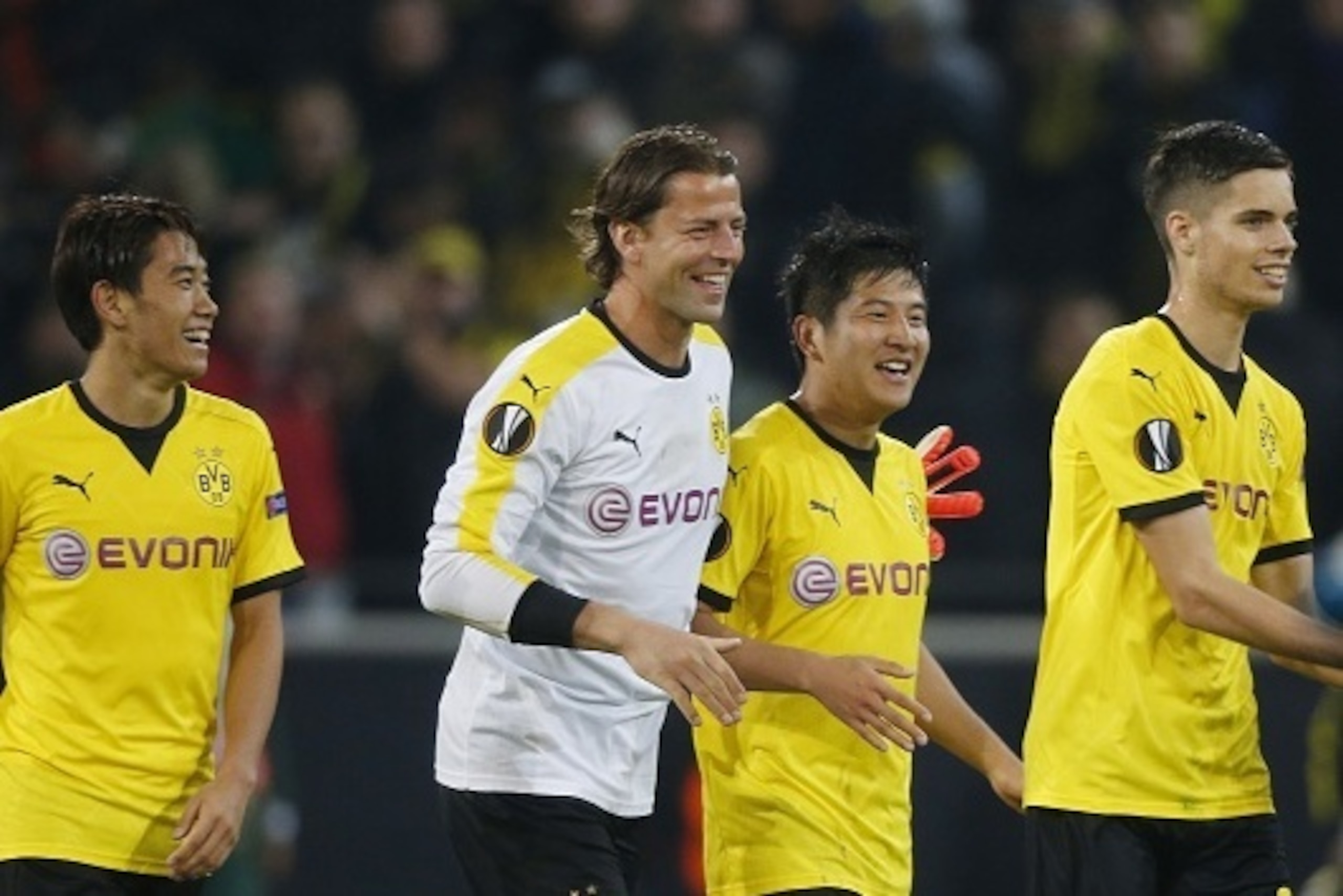 (L-R) Dortmund's Japanese midfielder Shinji Kagawa, Dortmund's goalkeeper Roman Weidenfeller Dortmund's Korean defender Joo-Ho Park and Dortmund's midfielder Julian Weigl celebrate after the UEFA Europa League Group C football match between Borussia Dortm