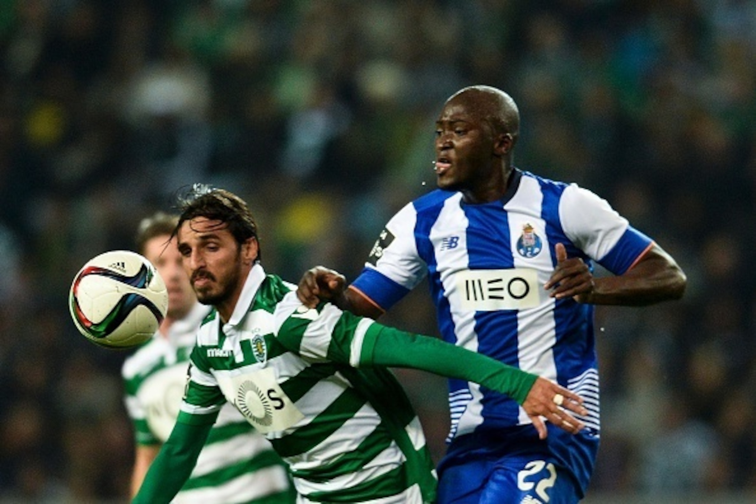 Sporting's Costa Rican forward Bryan Ruiz (L) vies with Porto's midfielder Danilo Pereira during the Portuguese League football match Sporting CP vs FC Porto at Alvalade stadium in Lisbon on January 2, 2016.   AFP PHOTO/ PATRICIA DE MELO MOREIRA / AFP / P