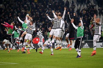 Juventus' players celebrate at the end of the Italian Serie A  football match Juventus Vs Napoli on February 13, 2016 at the 'Juventus Stadium' in Turin. / AFP / MARCO BERTORELLO        (Photo credit should read MARCO BERTORELLO/AFP/Getty Images)