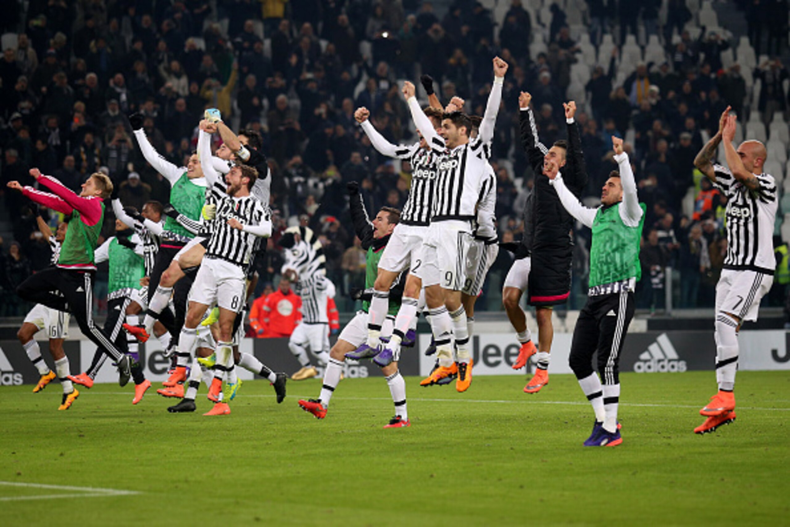 Juventus' players celebrate at the end of the Italian Serie A  football match Juventus Vs Napoli on February 13, 2016 at the 'Juventus Stadium' in Turin. / AFP / MARCO BERTORELLO        (Photo credit should read MARCO BERTORELLO/AFP/Getty Images)